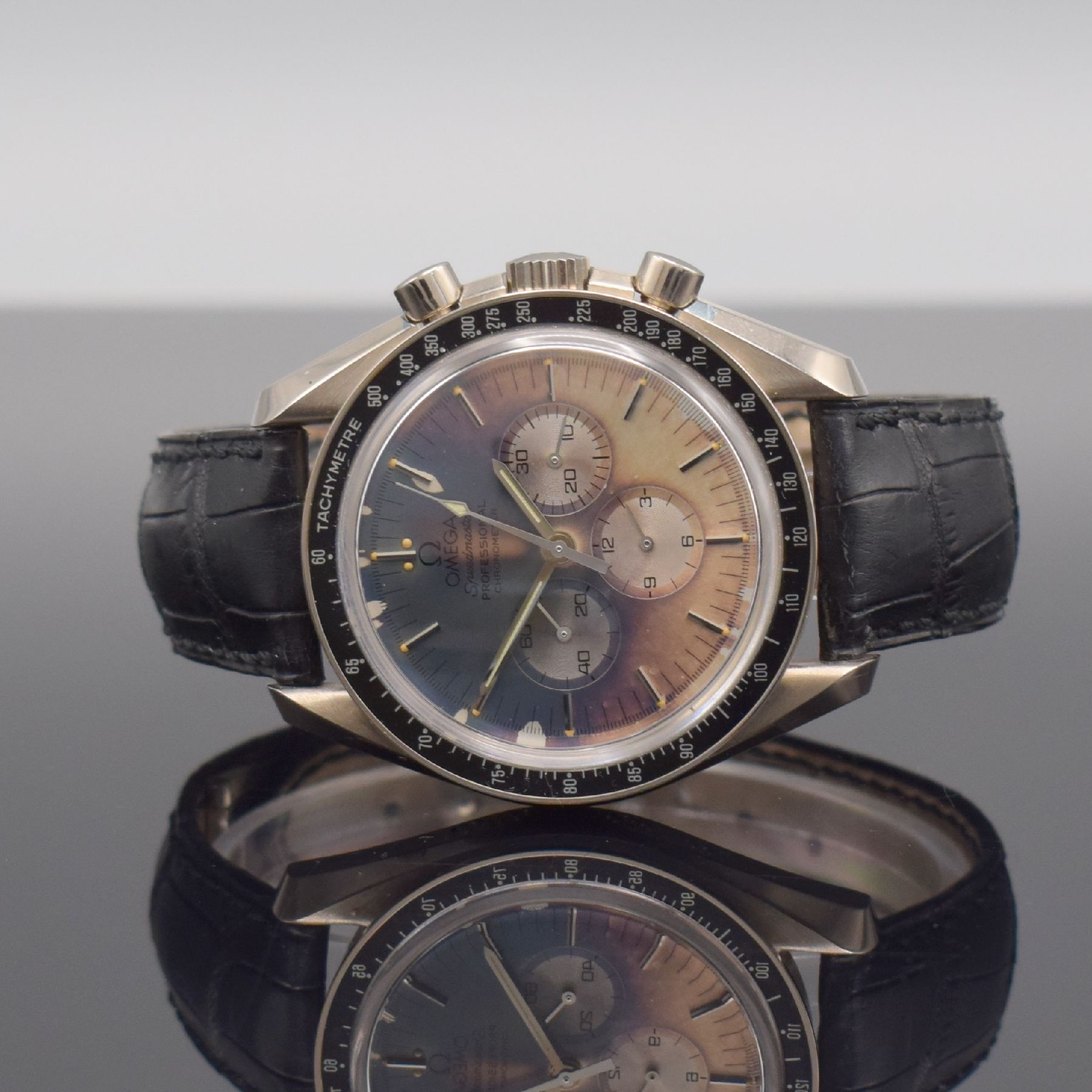 OMEGA feiner & extrem seltener Armbandchronograph Serie Speedmaster APOLLO XI in WG 750/000 Referenz 36923081, Handaufzug, ausverkaufter, auf ...