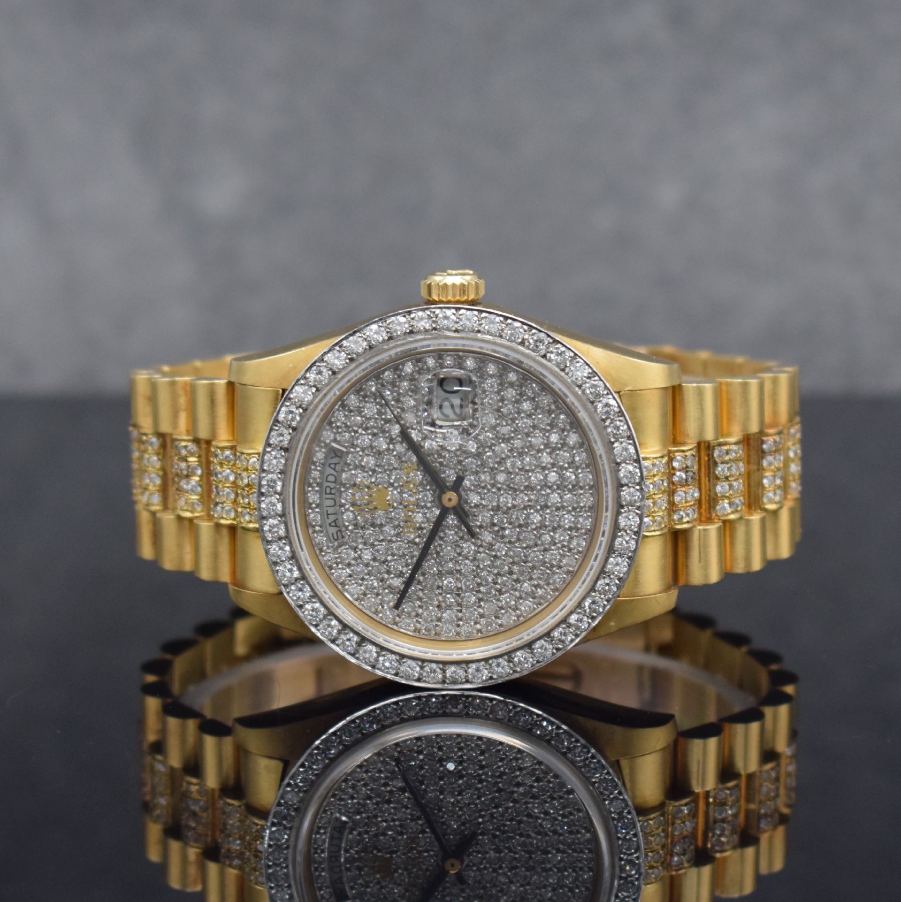ROLEX Herrenarmbanduhr Oyster Perpetual Day- Date in GG 750/000 Referenz 18038, Automatik, Schweiz um 1980, Presidentband mit Faltschl., Lünette & ...