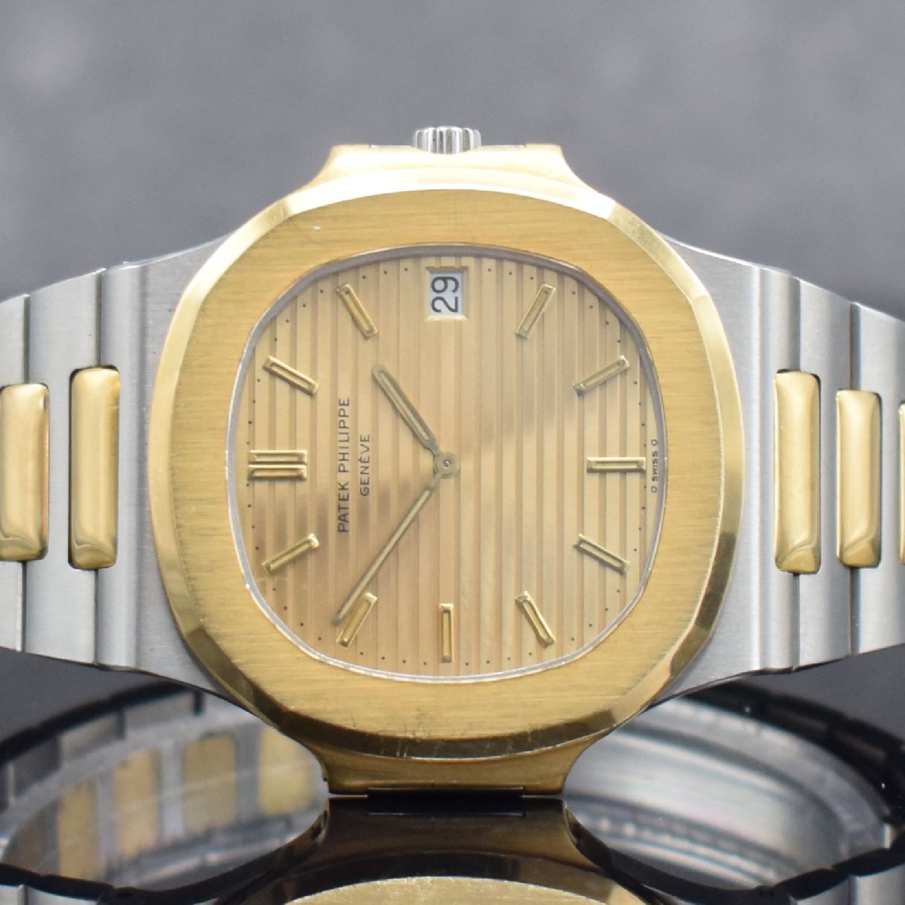 Detail a: PATEK PHILIPPE hochfeine & seltene Herrenarmbanduhr "Jumbo" Nautilus Ref. 3700/11 Design von Gerald Genta in Stahl & GG 750/000 kombiniert, ...