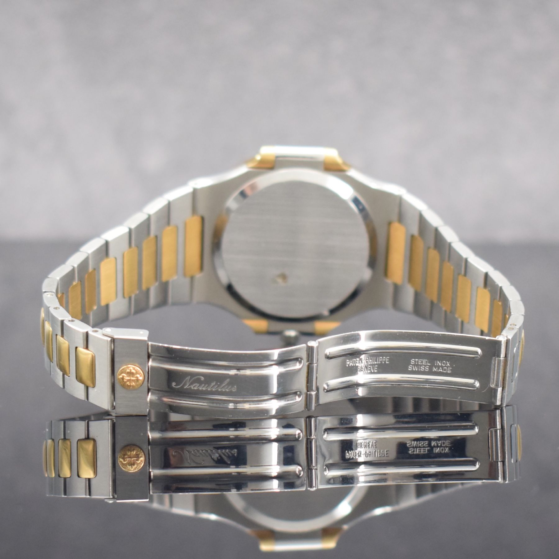 Detail e: PATEK PHILIPPE hochfeine & seltene Herrenarmbanduhr "Jumbo" Nautilus Ref. 3700/11 Design von Gerald Genta in Stahl & GG 750/000 kombiniert, ...