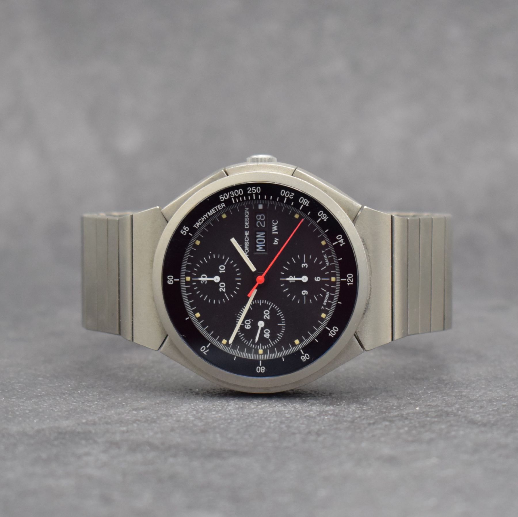 IWC Porsche Design Herrenarmbanduhr mit Chronograph Referenz 3702, Automatik, matt. Titangeh. inkl. Gliederband mit Faltschl., 30 Min.- & 12 ...