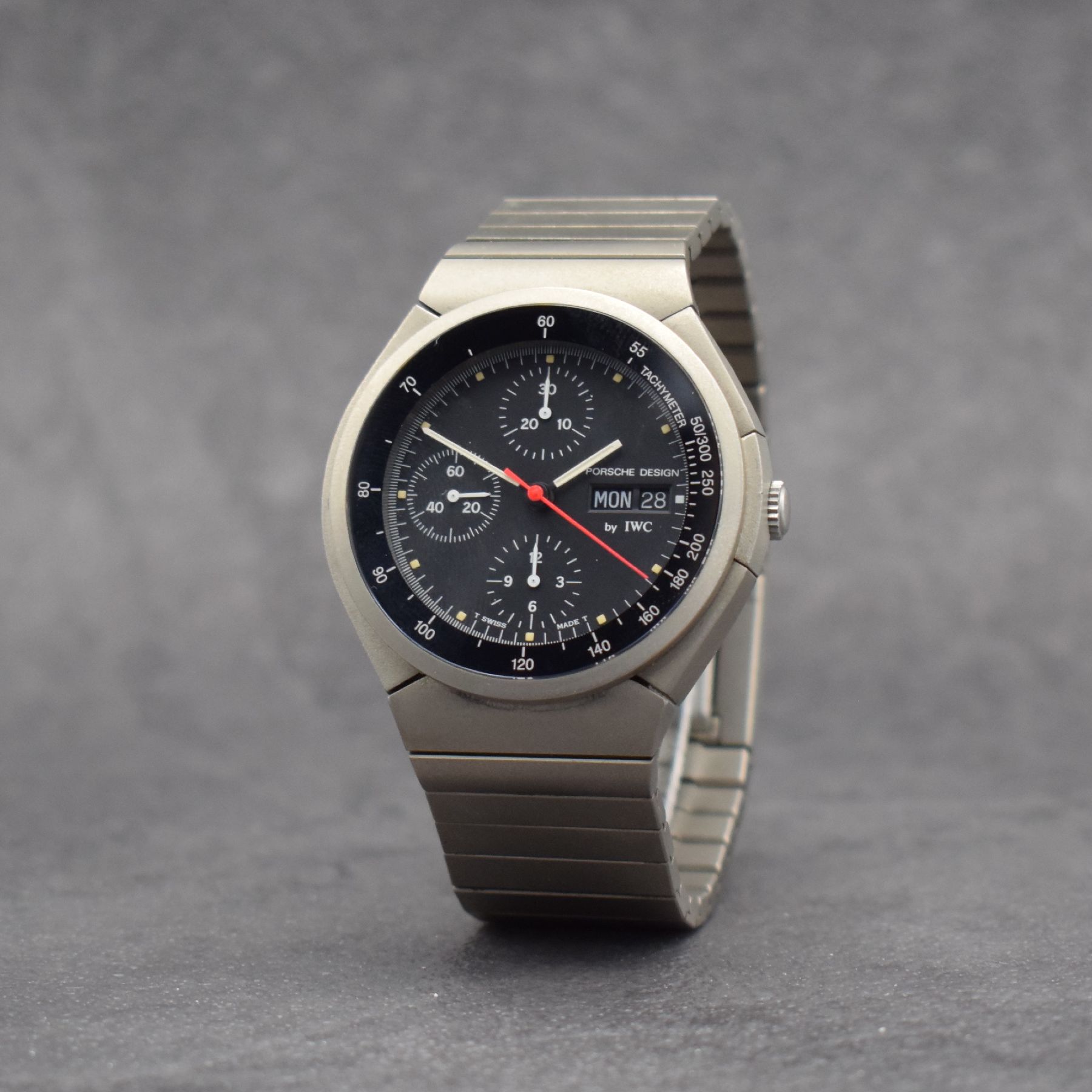Detail b: IWC Porsche Design Herrenarmbanduhr mit Chronograph Referenz 3702, Automatik, matt. Titangeh. inkl. Gliederband mit Faltschl., 30 Min.- & 12 ...