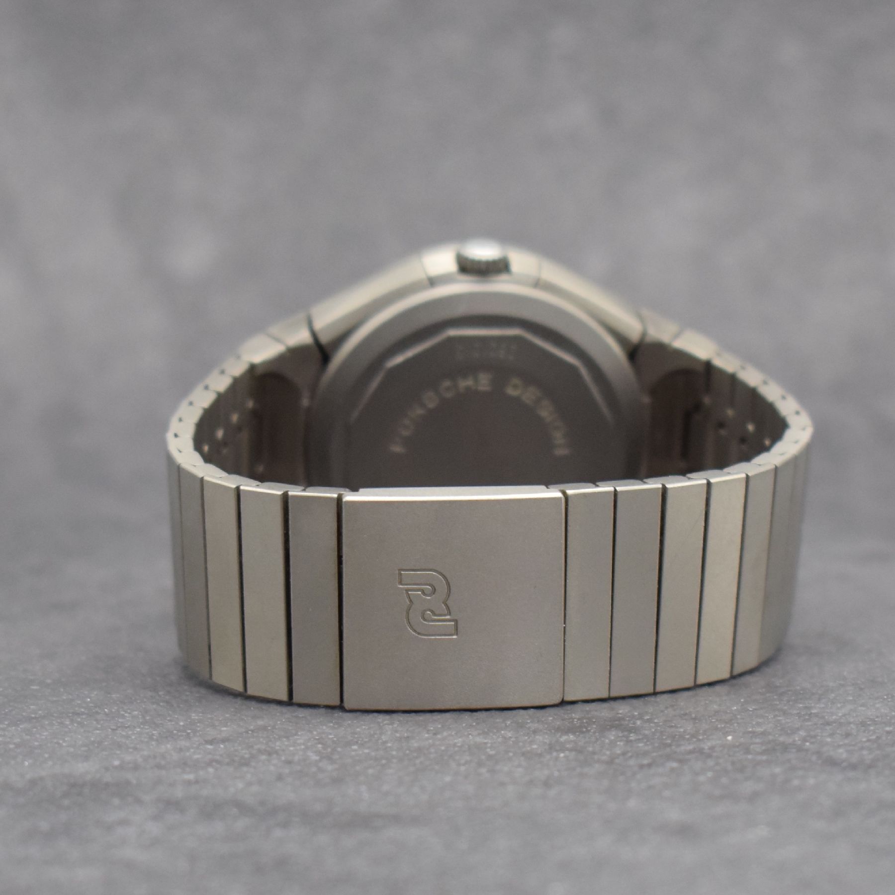 Detail d: IWC Porsche Design Herrenarmbanduhr mit Chronograph Referenz 3702, Automatik, matt. Titangeh. inkl. Gliederband mit Faltschl., 30 Min.- & 12 ...