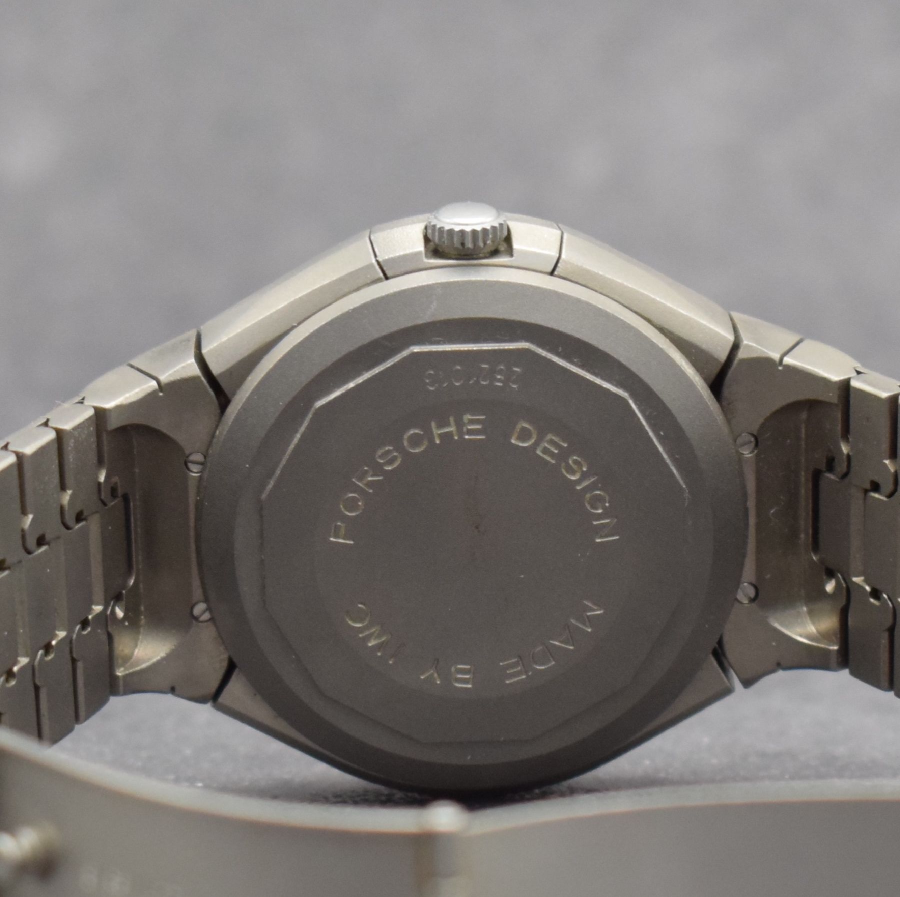 Detail e: IWC Porsche Design Herrenarmbanduhr mit Chronograph Referenz 3702, Automatik, matt. Titangeh. inkl. Gliederband mit Faltschl., 30 Min.- & 12 ...