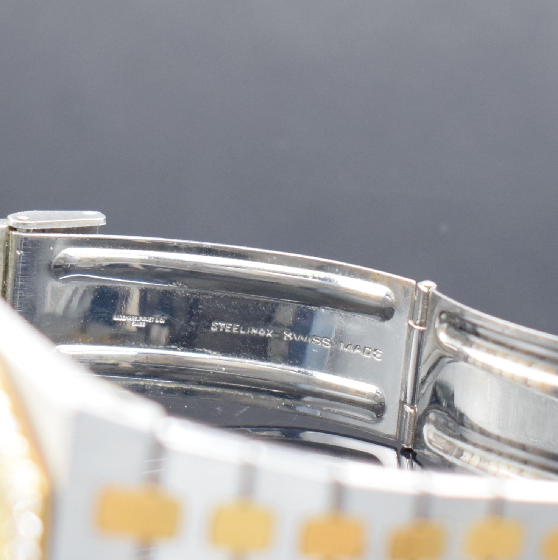 Detail e: AUDEMARS PIGUET seltene Herrenarmbanduhr "JUMBO" Royal Oak B-Serie in Edelstahl/Gold, Automatik, Schweiz um 1981, Design von Gerald Genta, ...
