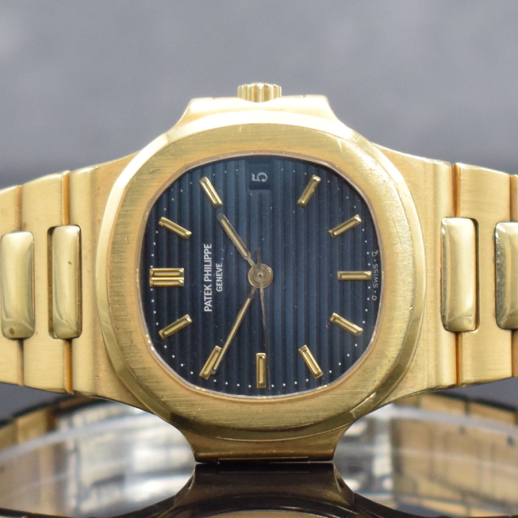 Detail a: PATEK PHILIPPE hochfeine & seltene Herrenarmbanduhr Modell Nautilus in GG 750/000Referenz 3800/001 designed von Gerald Genta mit original Zertifikat, ...