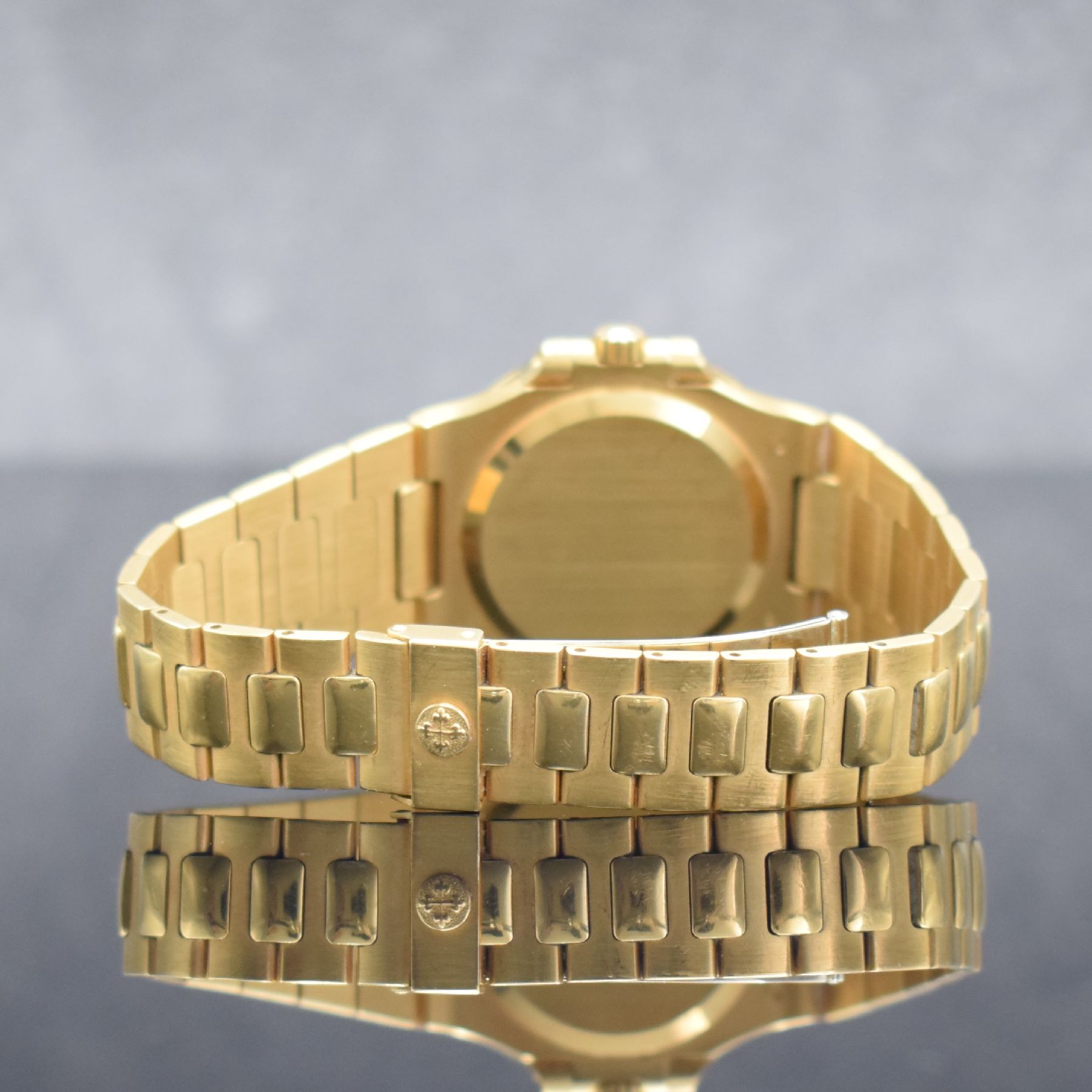Detail e: PATEK PHILIPPE hochfeine & seltene Herrenarmbanduhr Modell Nautilus in GG 750/000Referenz 3800/001 designed von Gerald Genta mit original Zertifikat, ...