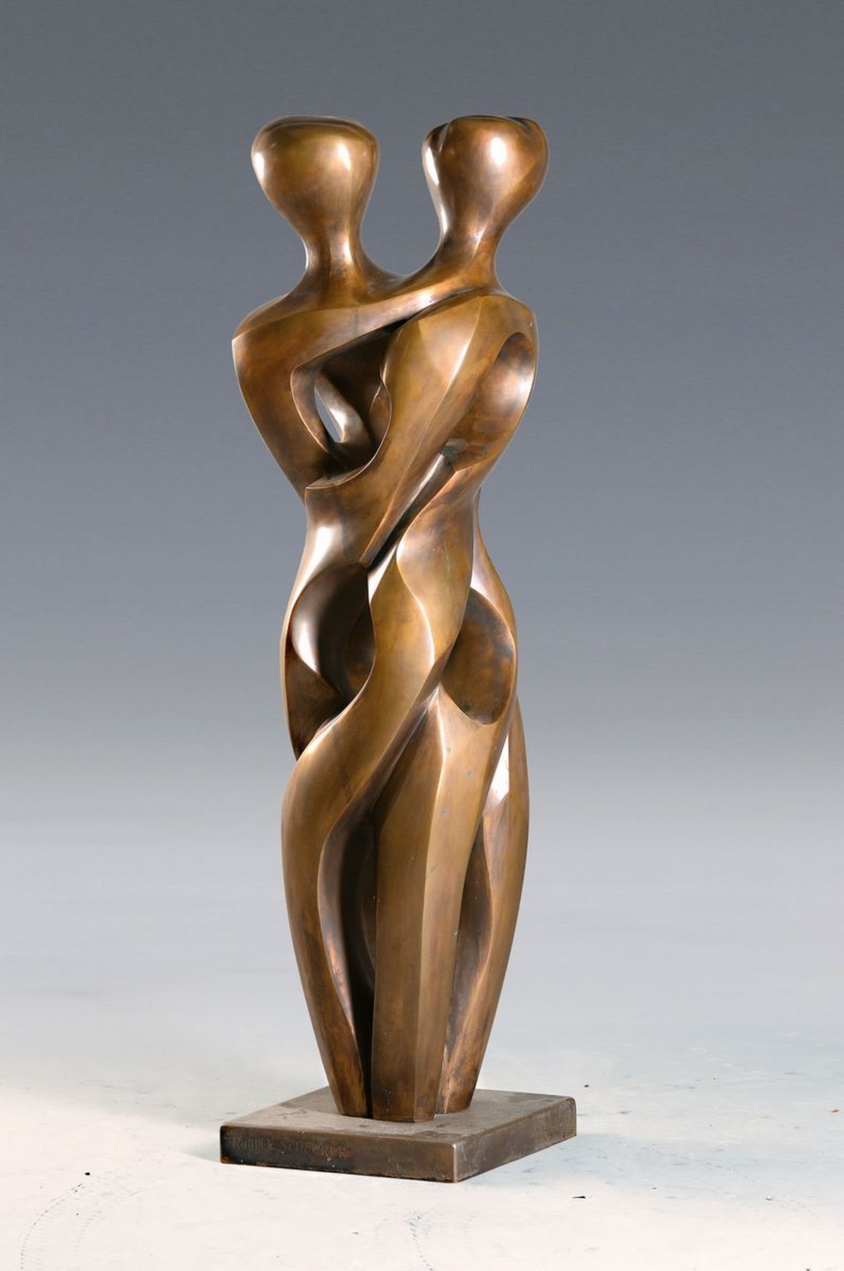 Rudolf Scheurer, 1931-2020, war ein deutscher Bildhauer, Hier: Große Bronzeskulptur auf Sockel, abstraktes Paar, sign., H. 130 cm