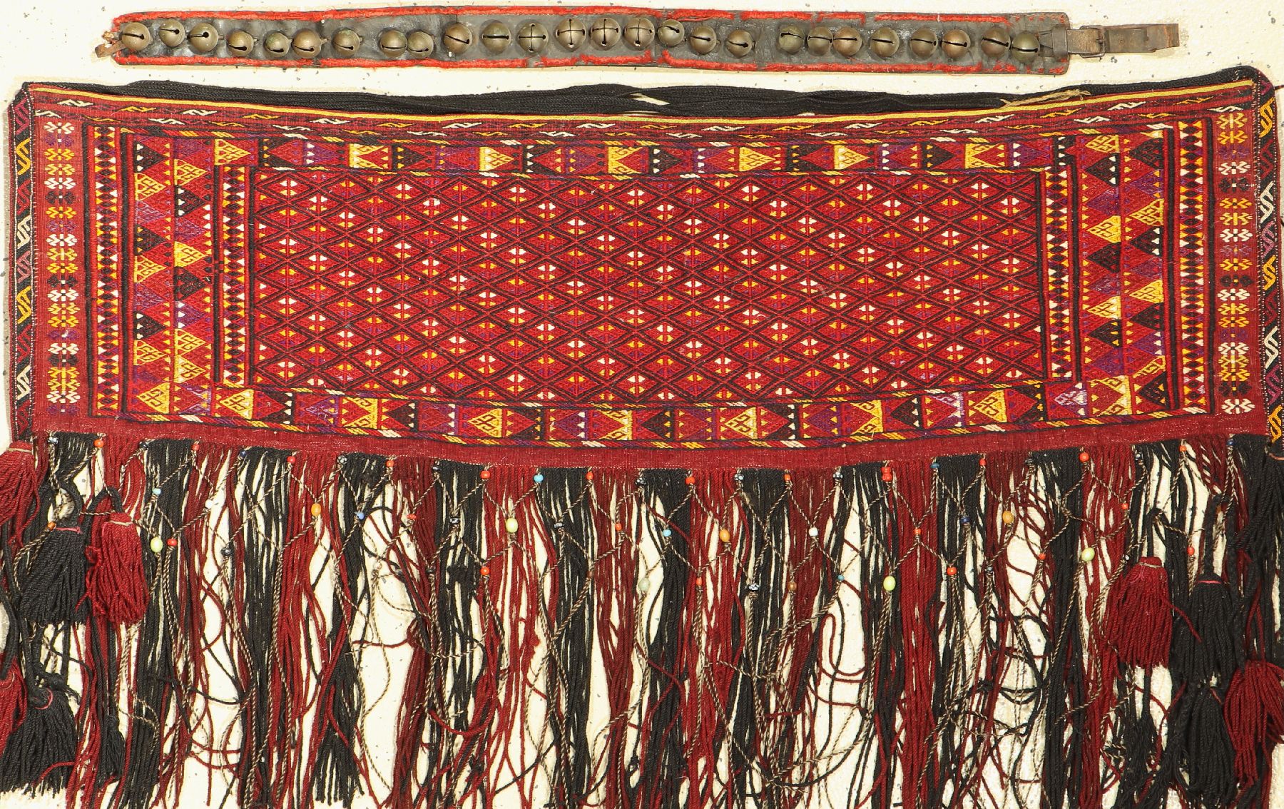 Torba und Tierhalsband mit Glocke, Turkmenistan, um 1920/1940, Wolle auf Wolle, ca. 122 x 33 cm, guter Zustand