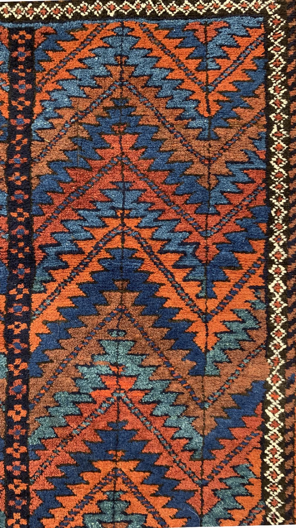 Detail b: Seltener antiker Belutsch, Persien, um 1900, Wolle geknüpft auf Wolle, ca, 178 x 105 cm, EHZ:2(guter Zustand).