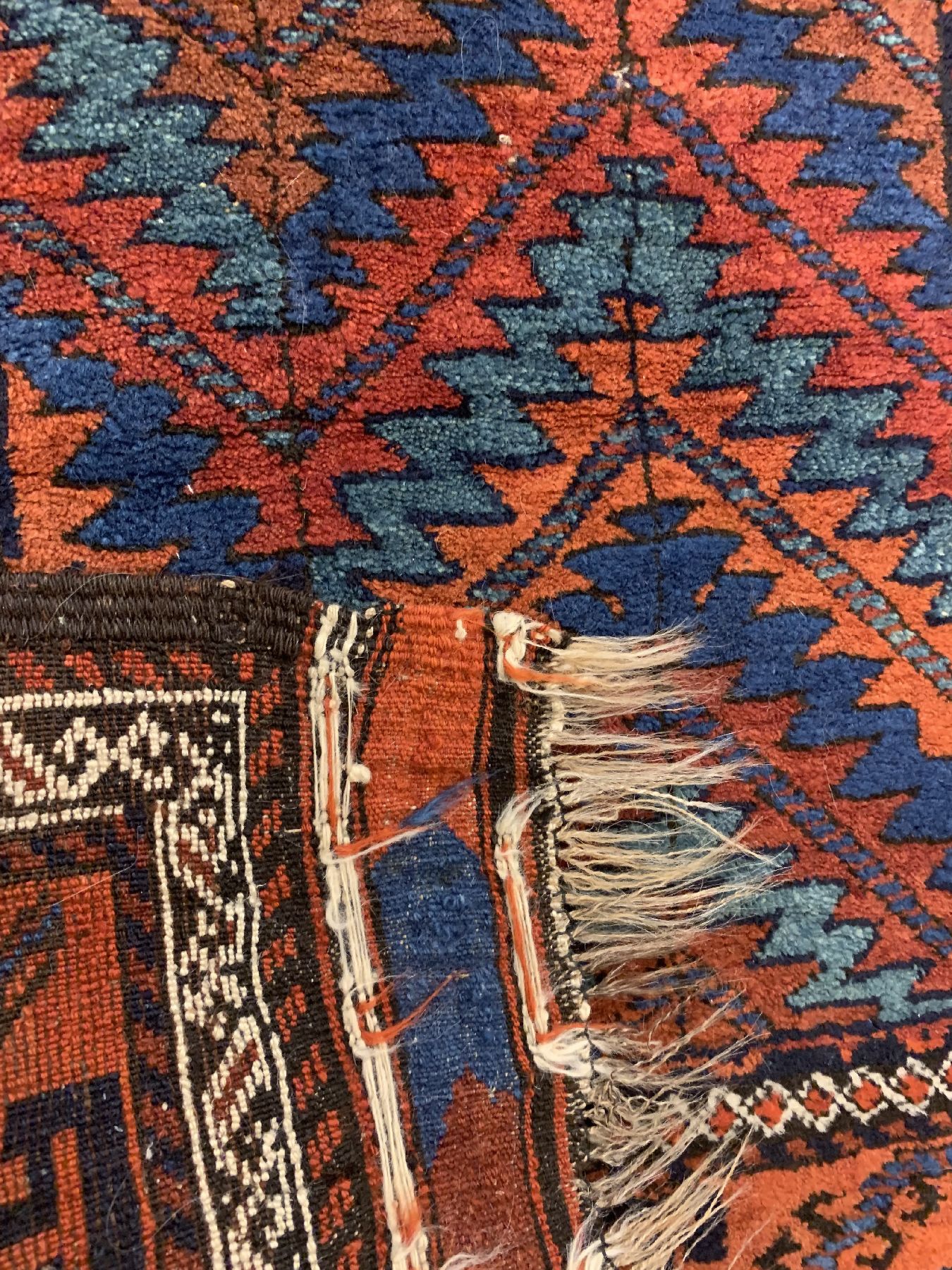 Detail d: Seltener antiker Belutsch, Persien, um 1900, Wolle geknüpft auf Wolle, ca, 178 x 105 cm, EHZ:2(guter Zustand).