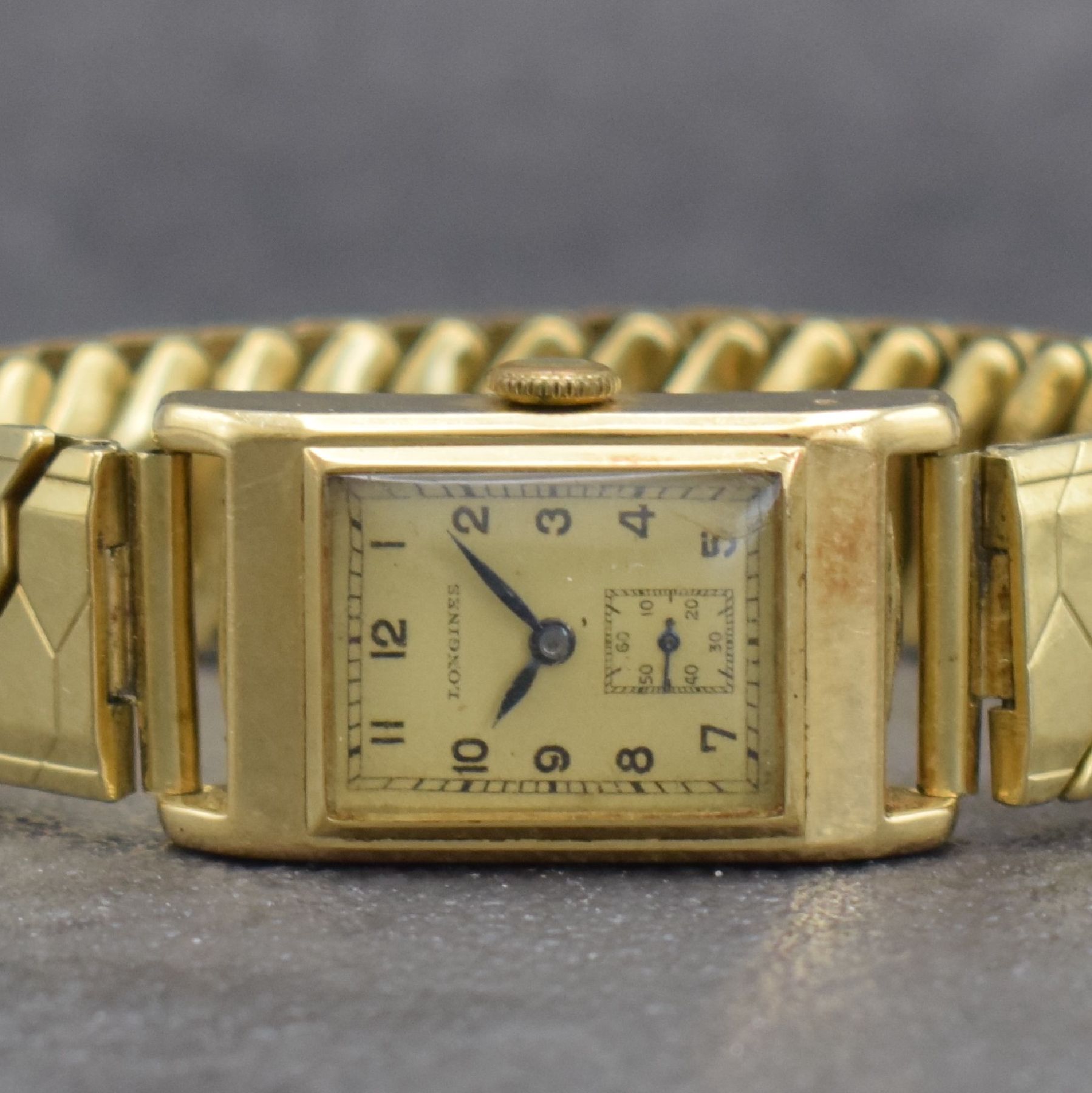 Detail a: LONGINES Armbanduhr in GG 585/000 mit Elasto-Fixo Band mit Kappe in GG 585/000, Schweiz um 1937, Handaufzug, 2-teil. Gehäuse, Boden aufgedr., ...