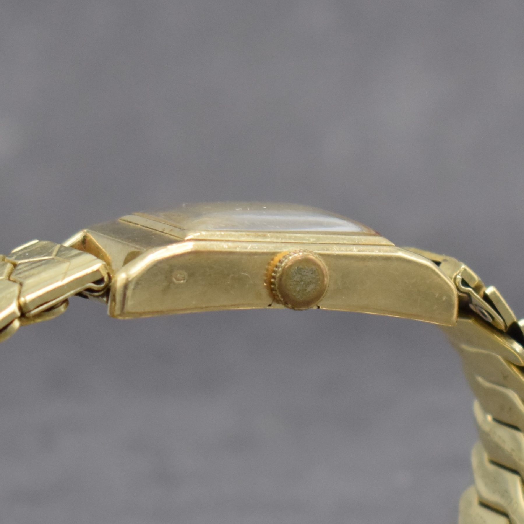 Detail d: LONGINES Armbanduhr in GG 585/000 mit Elasto-Fixo Band mit Kappe in GG 585/000, Schweiz um 1937, Handaufzug, 2-teil. Gehäuse, Boden aufgedr., ...