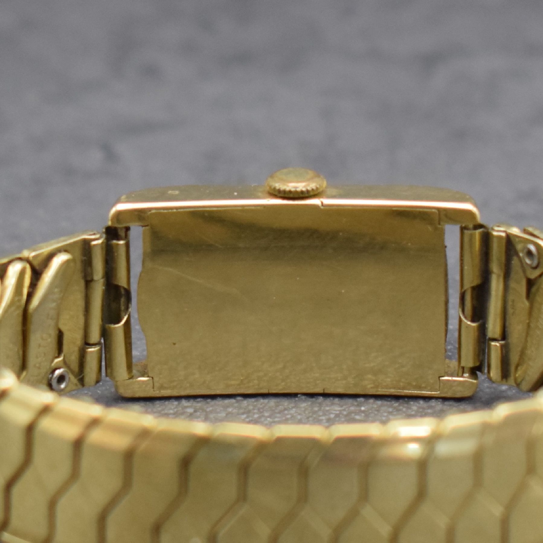 Detail e: LONGINES Armbanduhr in GG 585/000 mit Elasto-Fixo Band mit Kappe in GG 585/000, Schweiz um 1937, Handaufzug, 2-teil. Gehäuse, Boden aufgedr., ...