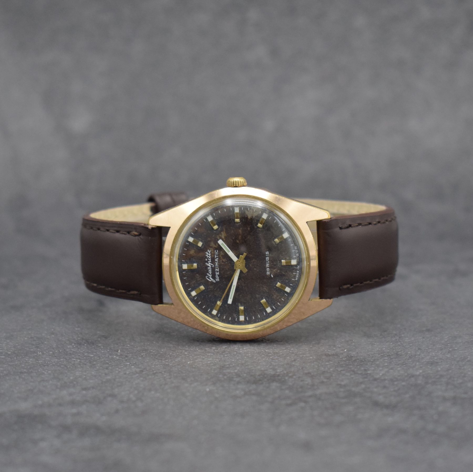 GLASHÜTTE Spezimatic Herrenarmbanduhr, Deutschland um 1965, Automatik, verg. Geh., Stahlboden gedr., braunes fleck. bzw. pat. Zifferbl. m. aufges. ...