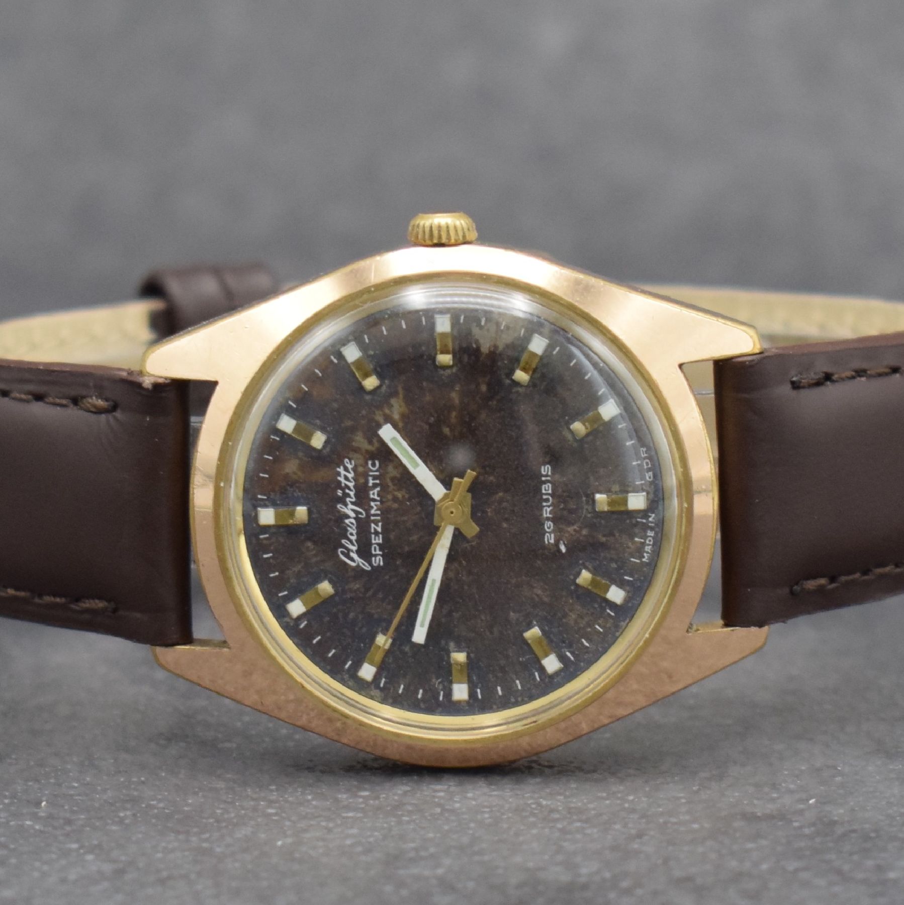 Detail a: GLASHÜTTE Spezimatic Herrenarmbanduhr, Deutschland um 1965, Automatik, verg. Geh., Stahlboden gedr., braunes fleck. bzw. pat. Zifferbl. m. aufges. ...