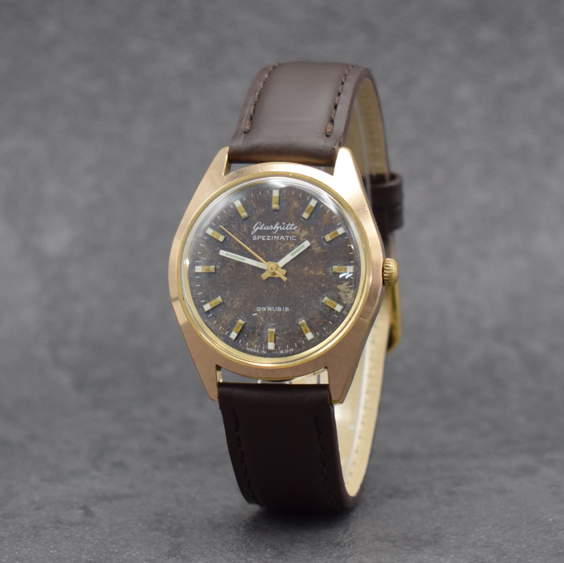 Detail b: GLASHÜTTE Spezimatic Herrenarmbanduhr, Deutschland um 1965, Automatik, verg. Geh., Stahlboden gedr., braunes fleck. bzw. pat. Zifferbl. m. aufges. ...