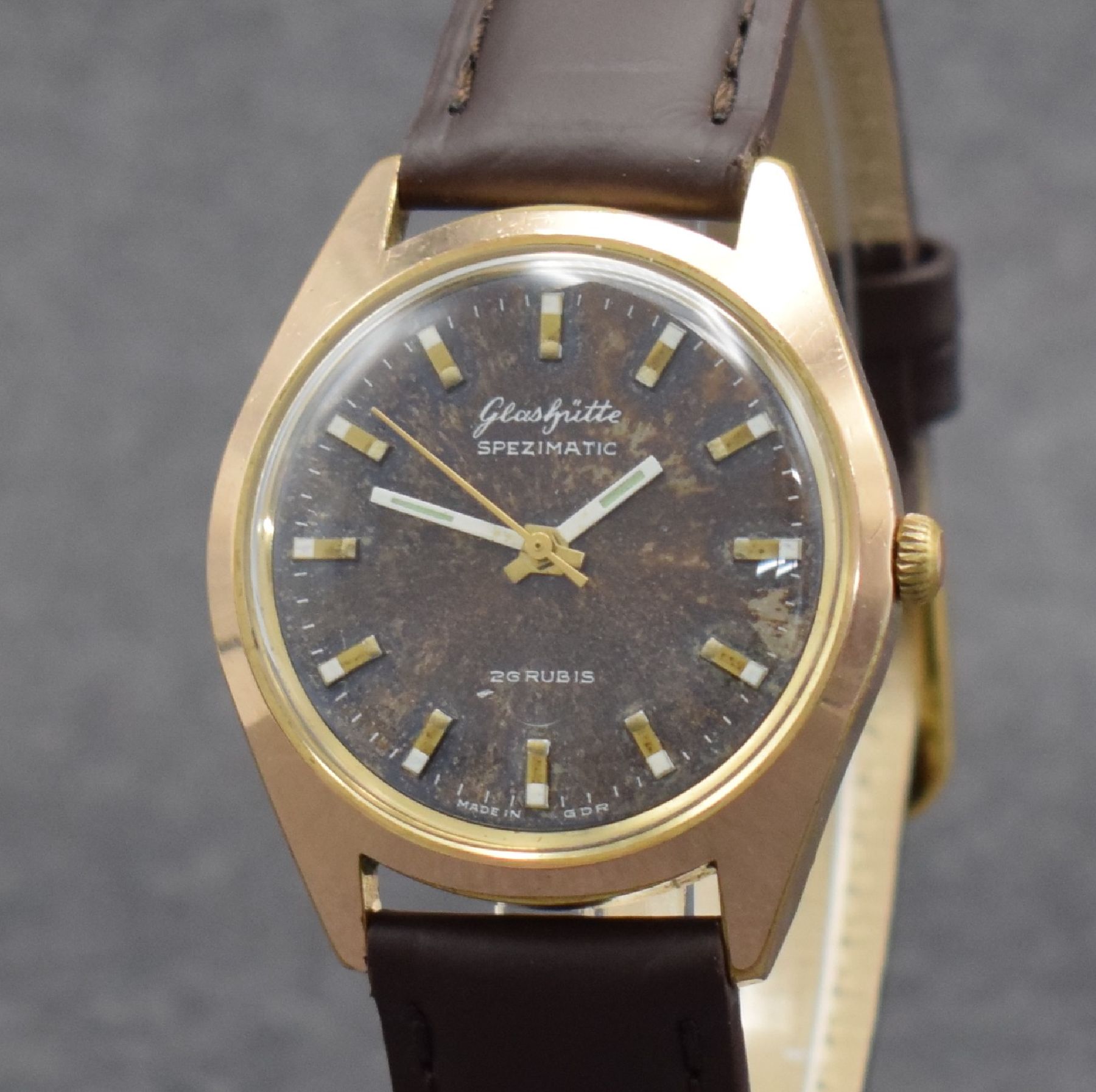 Detail c: GLASHÜTTE Spezimatic Herrenarmbanduhr, Deutschland um 1965, Automatik, verg. Geh., Stahlboden gedr., braunes fleck. bzw. pat. Zifferbl. m. aufges. ...