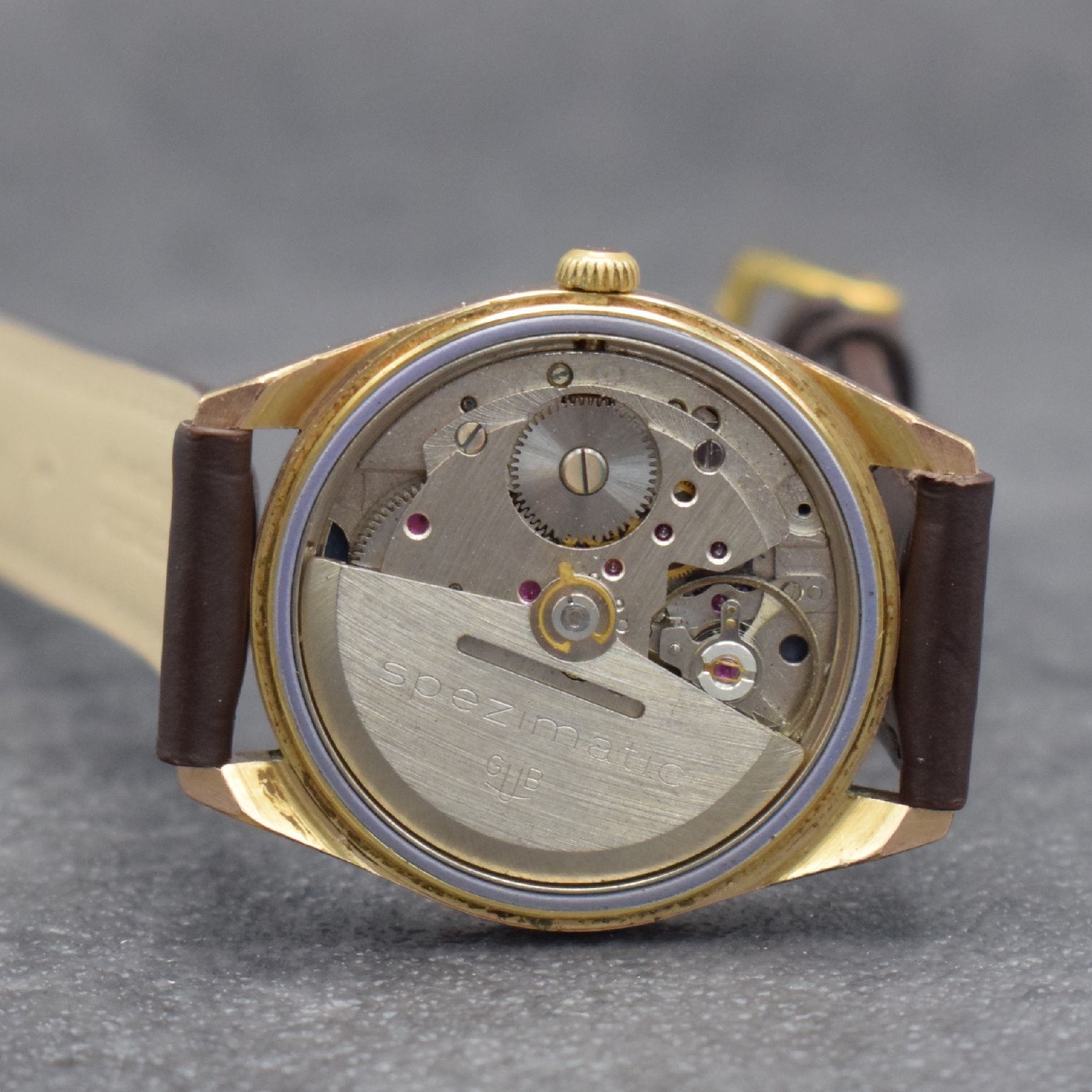Detail e: GLASHÜTTE Spezimatic Herrenarmbanduhr, Deutschland um 1965, Automatik, verg. Geh., Stahlboden gedr., braunes fleck. bzw. pat. Zifferbl. m. aufges. ...