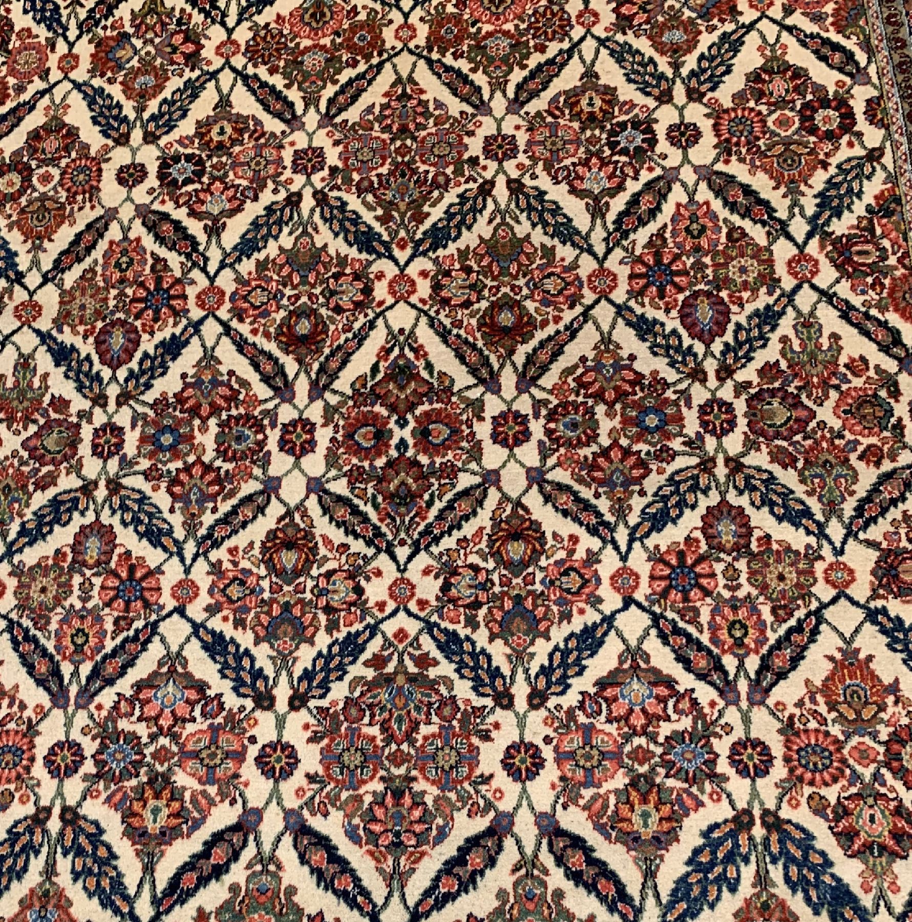 Detail a: Hellgrundiger Seltener Hamadan,(Sennehbaft) 1920/1930, Wolle geknüpft auf Baumwolle, ca, 344 x 251 cm, EHZ:2(guter Zustand).