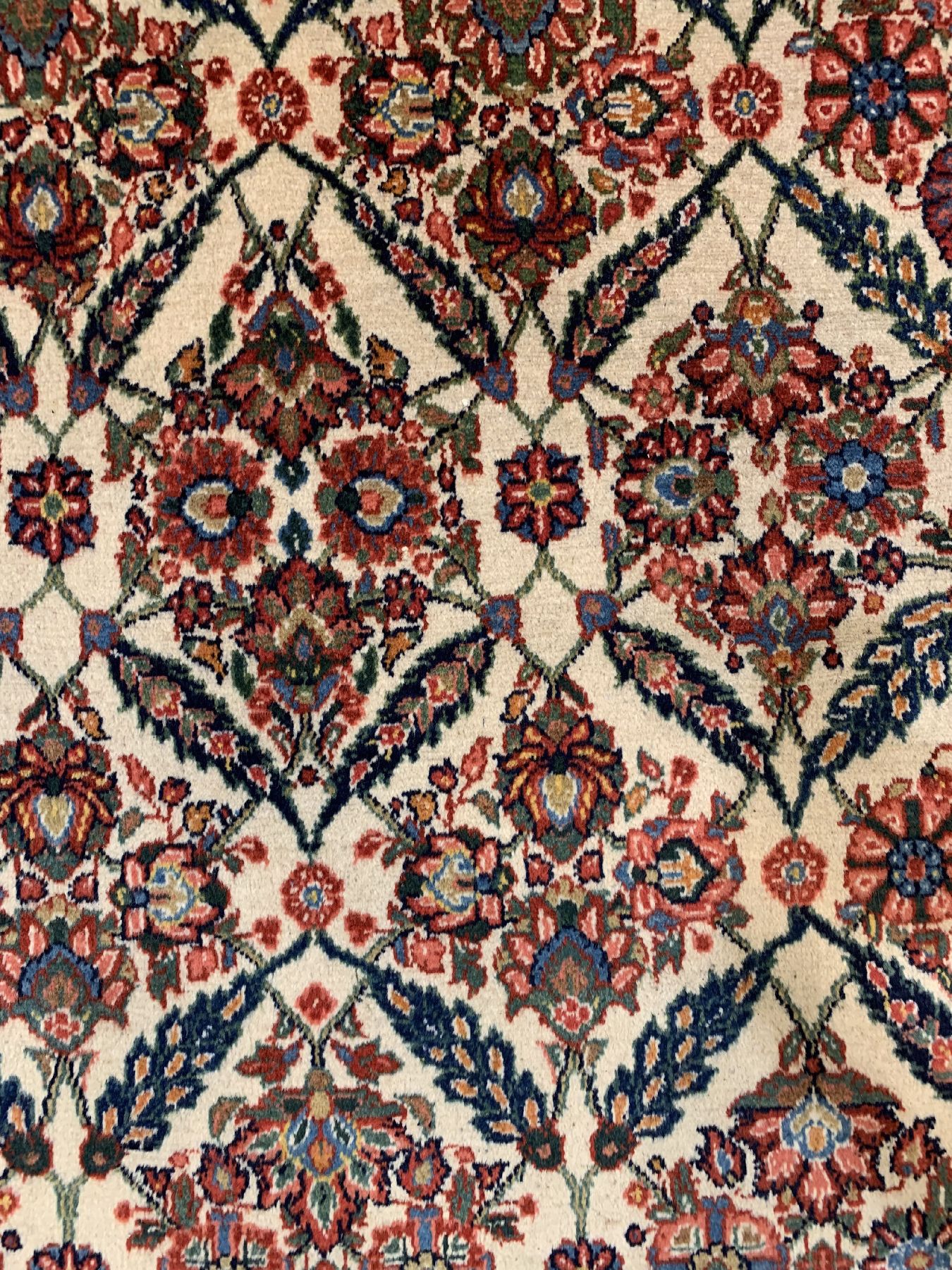 Detail b: Hellgrundiger Seltener Hamadan,(Sennehbaft) 1920/1930, Wolle geknüpft auf Baumwolle, ca, 344 x 251 cm, EHZ:2(guter Zustand).