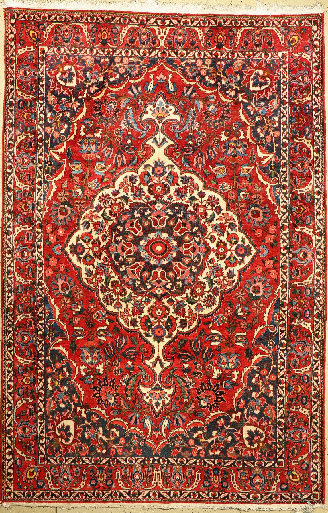 Bachtiar alt, Persien, ca. 60 Jahre, Wolle auf Baumwolle, ca. 316 x 212 cm, Mottenfraß, gereinigt