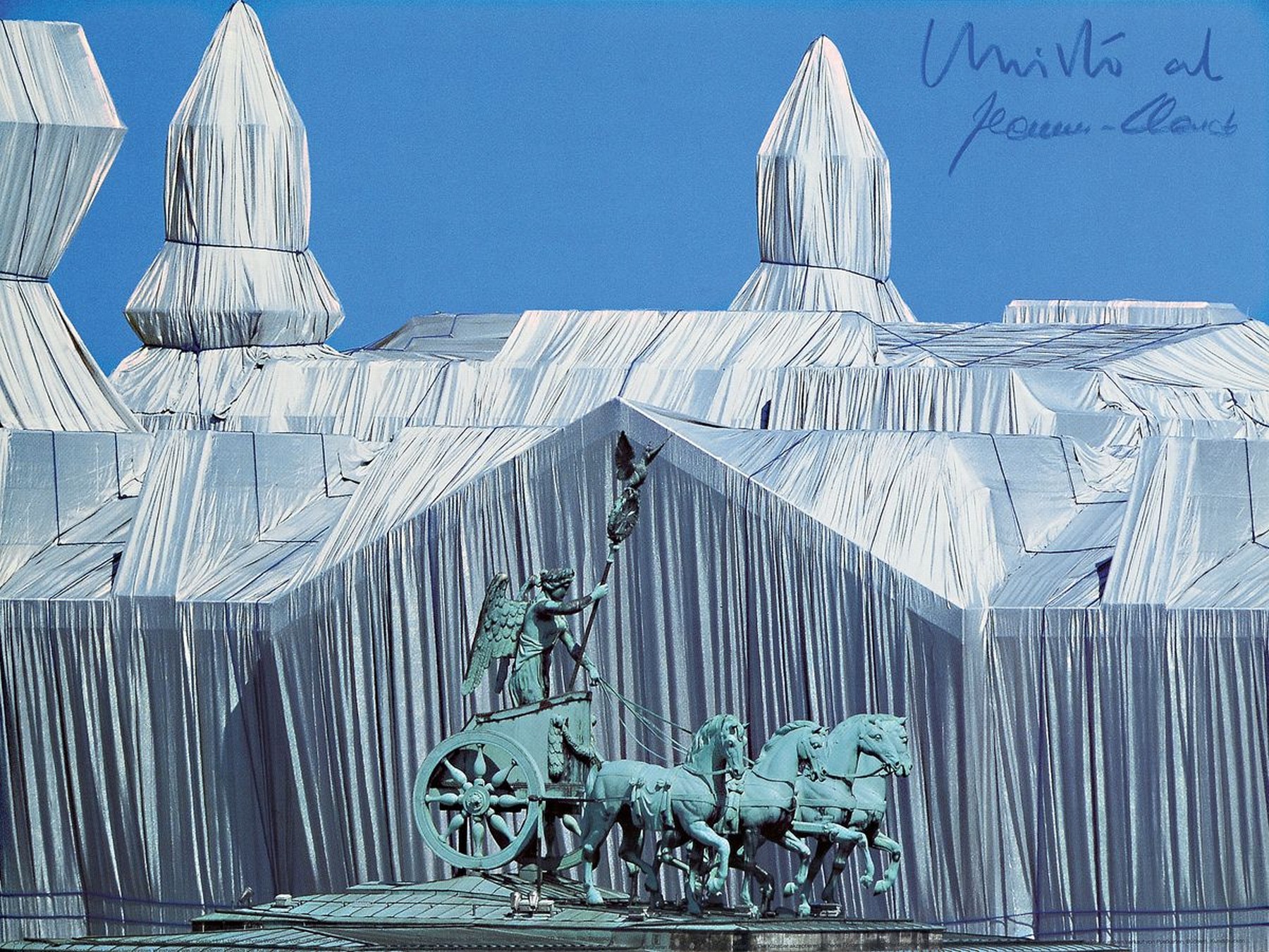 Christo und Jeanne-Claude, Wrapped Reichstag mit der Quadriga, Fotografie, Photo:Wolfgang Volz, von beiden Künstlern handsigniert, ca .40x30 cm