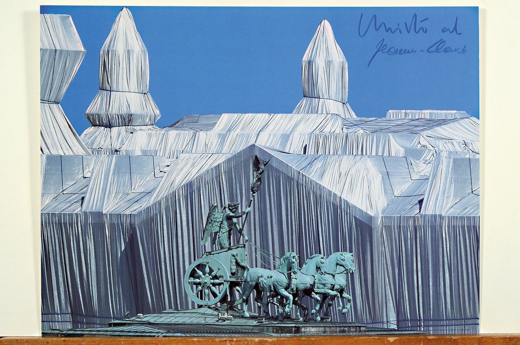 Detail k: Christo und Jeanne-Claude, Wrapped Reichstag mit der Quadriga, Fotografie, Photo:Wolfgang Volz, von beiden Künstlern handsigniert, ca .40x30 cm