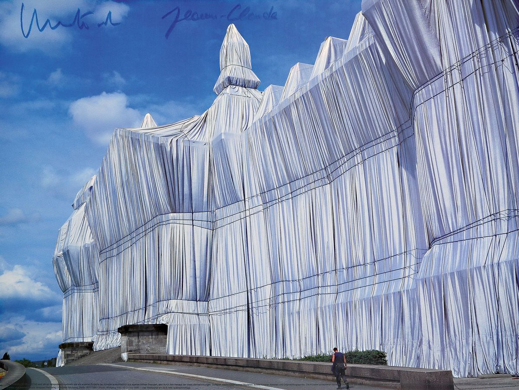 Christo und Jeanne-Claude, Der verhüllte Reichstag, handsigniert von beiden Künstler, Fotografie , Photo von: Wolfgang Volz, ca. 30x40 cm