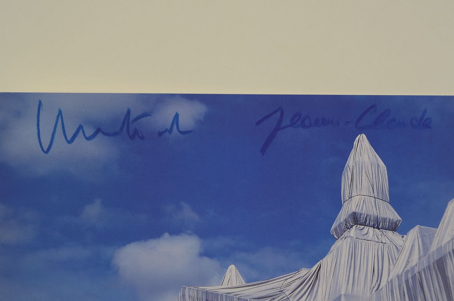 Detail a: Christo und Jeanne-Claude, Der verhüllte Reichstag, handsigniert von beiden Künstler, Fotografie , Photo von: Wolfgang Volz, ca. 30x40 cm