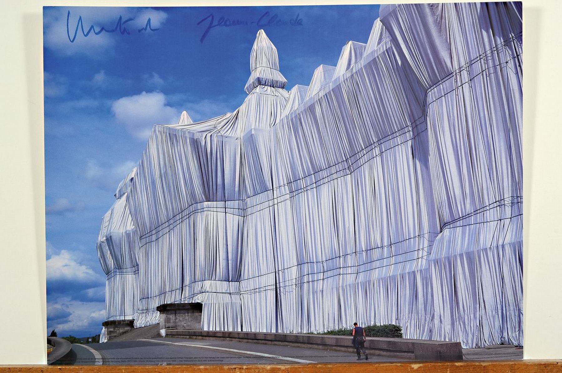 Detail k: Christo und Jeanne-Claude, Der verhüllte Reichstag, handsigniert von beiden Künstler, Fotografie , Photo von: Wolfgang Volz, ca. 30x40 cm