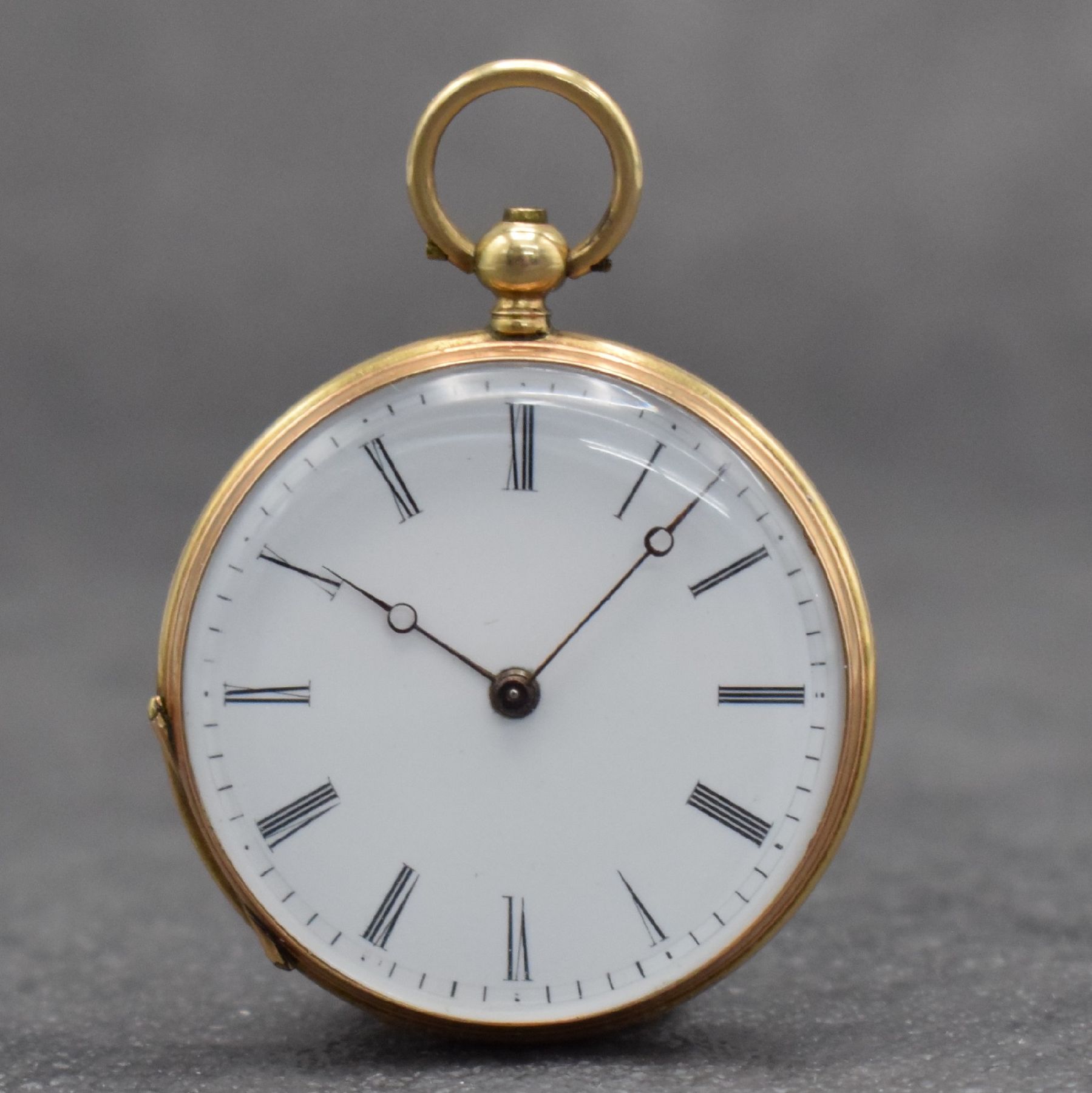 Offene Zylindertaschenuhr mit Schlüsselaufzug in GG 750/000, Schweiz um 1860, guill. Geh. m. verg. Metallcuvette, Boden m. freiem Monogrammspiegel, ...