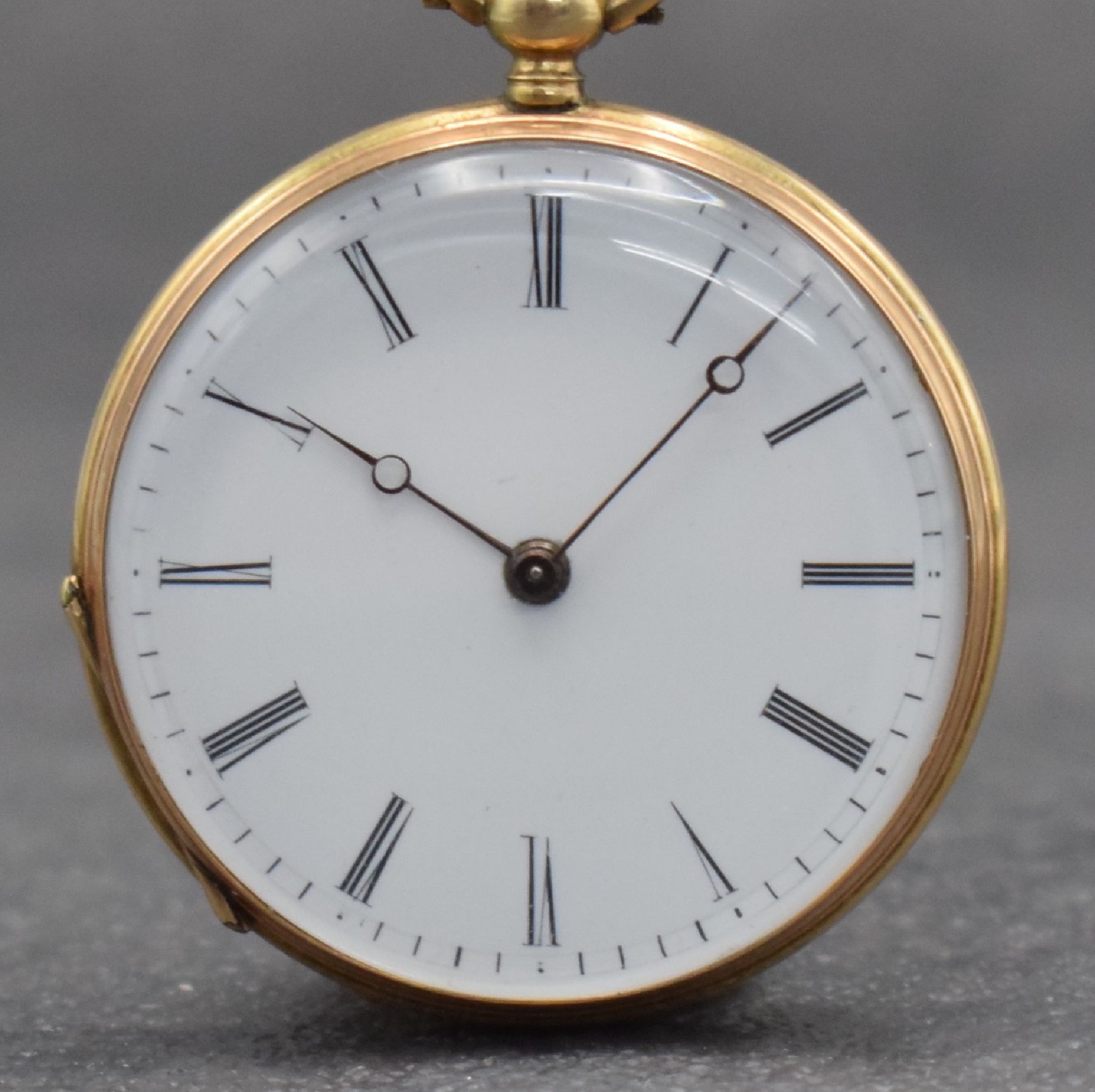 Detail a: Offene Zylindertaschenuhr mit Schlüsselaufzug in GG 750/000, Schweiz um 1860, guill. Geh. m. verg. Metallcuvette, Boden m. freiem Monogrammspiegel, ...