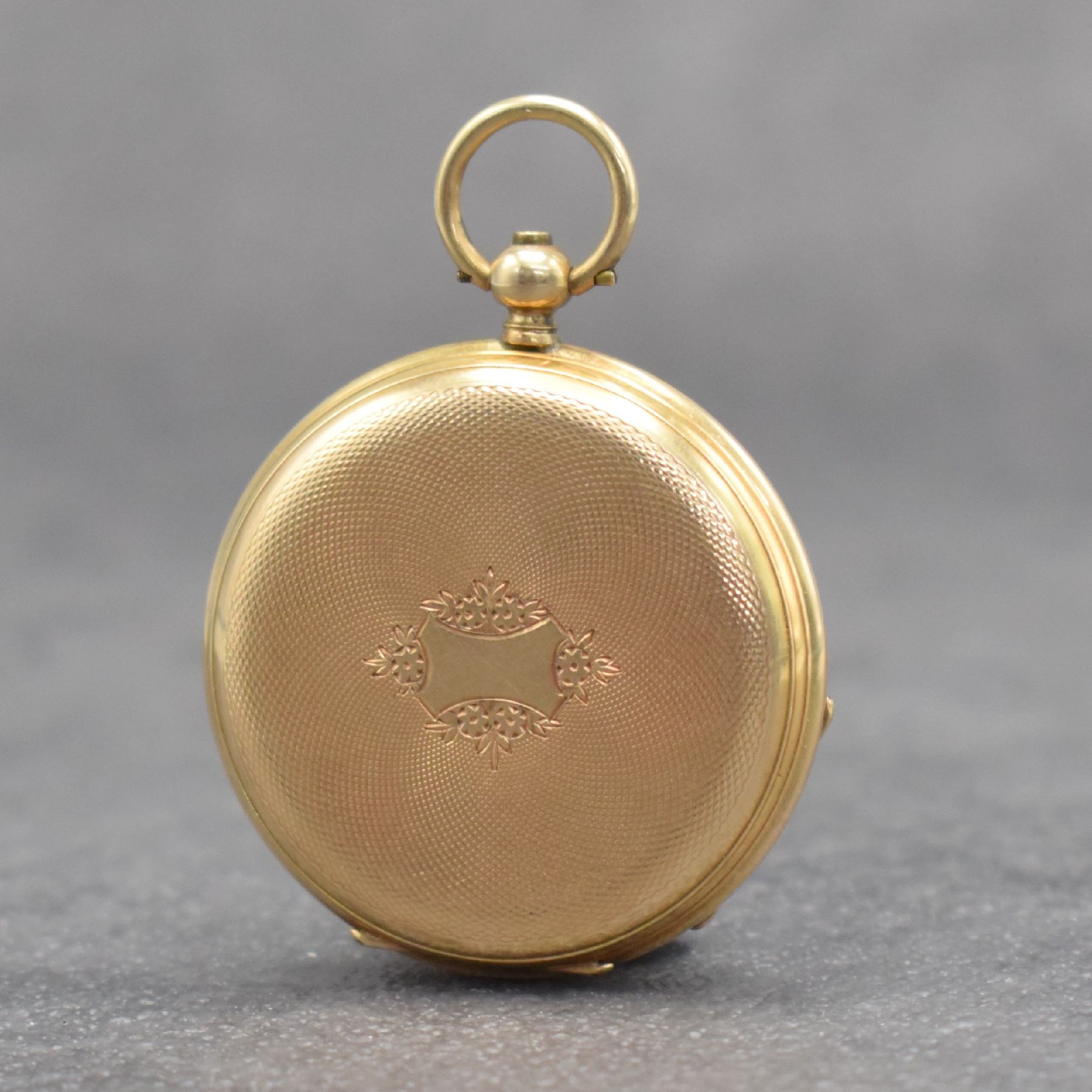 Detail b: Offene Zylindertaschenuhr mit Schlüsselaufzug in GG 750/000, Schweiz um 1860, guill. Geh. m. verg. Metallcuvette, Boden m. freiem Monogrammspiegel, ...