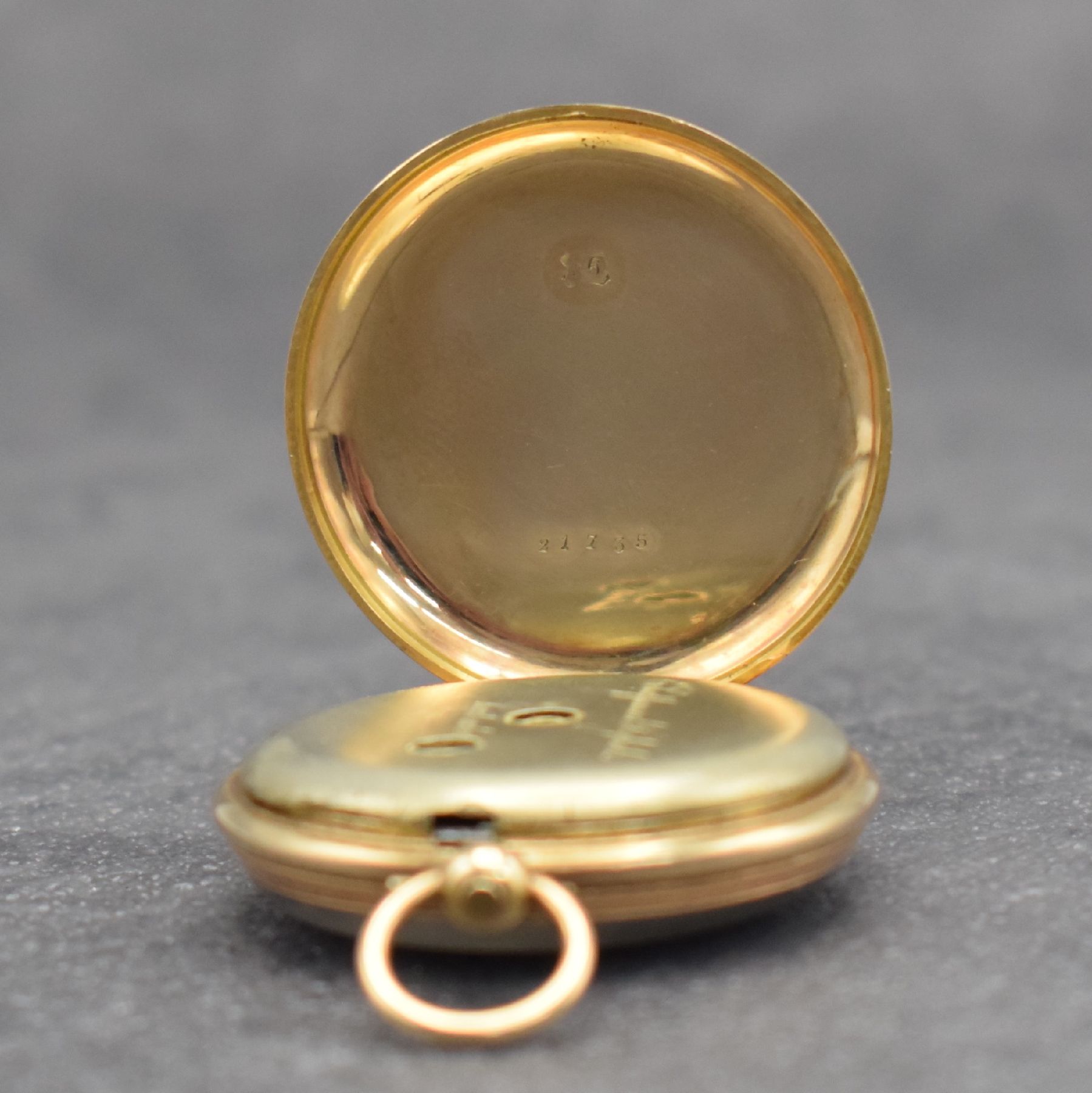 Detail c: Offene Zylindertaschenuhr mit Schlüsselaufzug in GG 750/000, Schweiz um 1860, guill. Geh. m. verg. Metallcuvette, Boden m. freiem Monogrammspiegel, ...