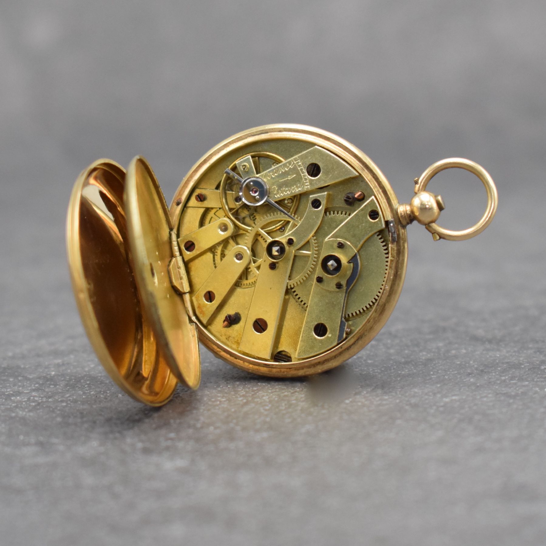 Detail d: Offene Zylindertaschenuhr mit Schlüsselaufzug in GG 750/000, Schweiz um 1860, guill. Geh. m. verg. Metallcuvette, Boden m. freiem Monogrammspiegel, ...