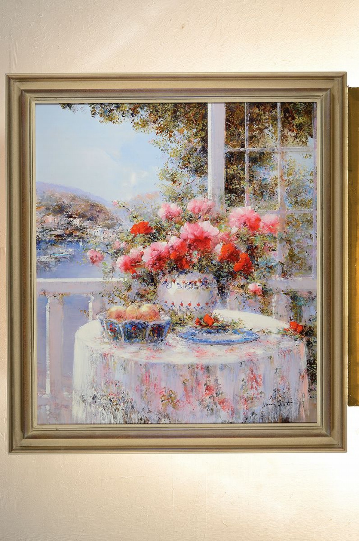 Detail k: Lucia Sarto, geb. 1950 Porporetto bei Udine, Blumenstrauss auf dem Balkon, im Hintergrund eine südliche Küstenlandschaft, Öl/Lwd, rechts unten ...