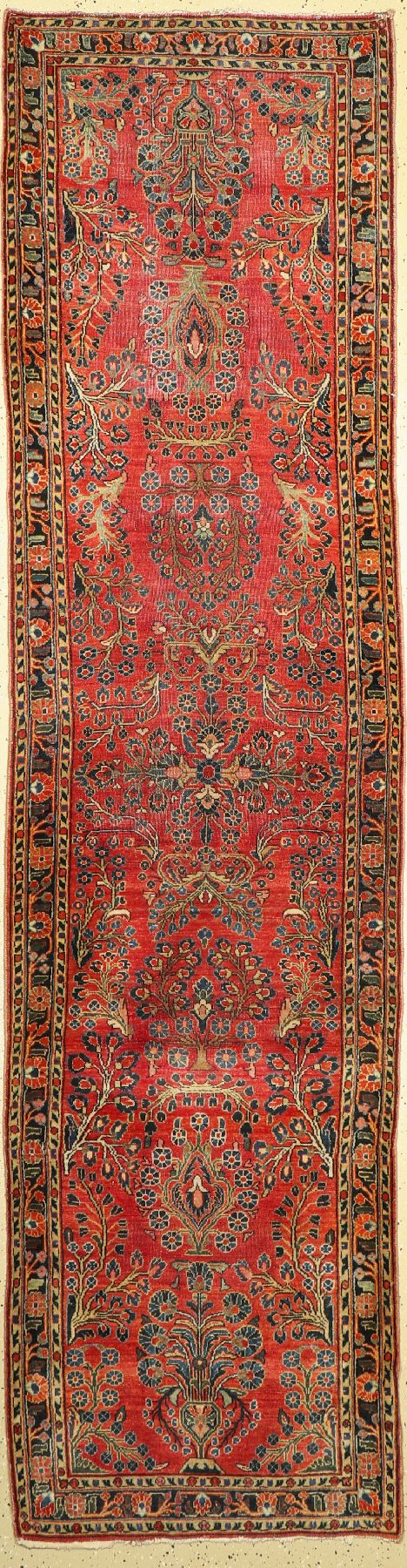 Us Re-Import Sarogh antik, Persien, um 1900, Wolle auf Baumwolle, ca. 310 x 80 cm, Starke Gebrauchsspuren