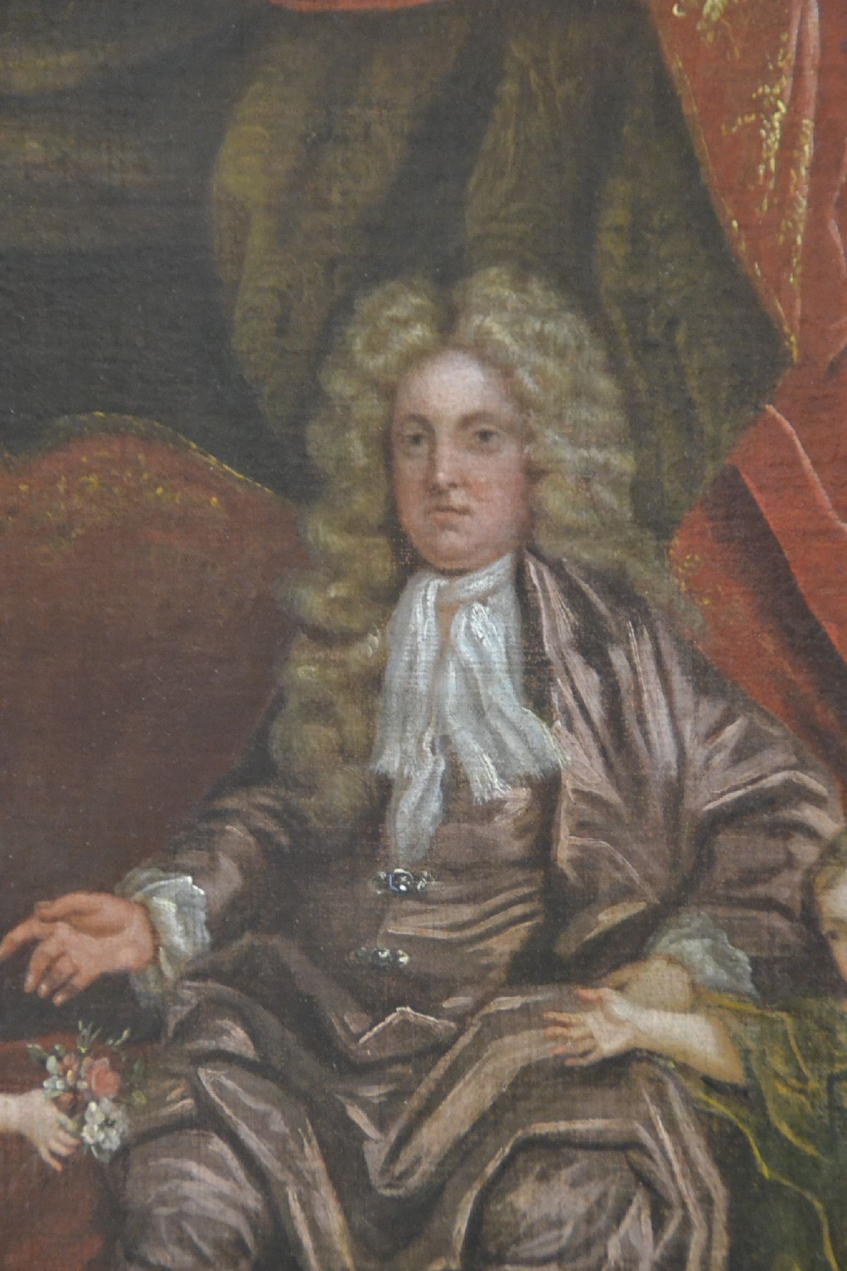 Detail b: Wohl französischer Hofmaler, um 1700, höfisches Familienporträt in barocktypischer Bezugnahme auf die römische Antike, Mutter mit Säugling im ...