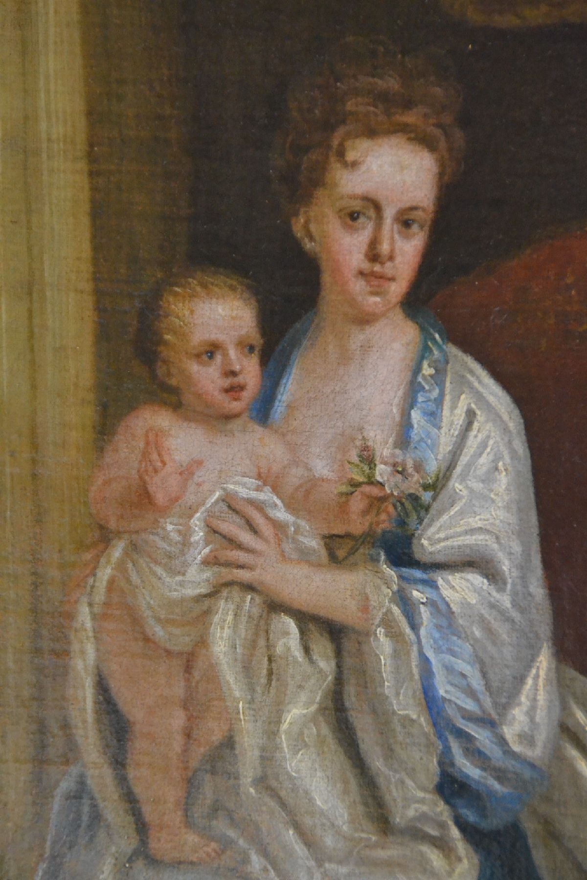 Detail d: Wohl französischer Hofmaler, um 1700, höfisches Familienporträt in barocktypischer Bezugnahme auf die römische Antike, Mutter mit Säugling im ...