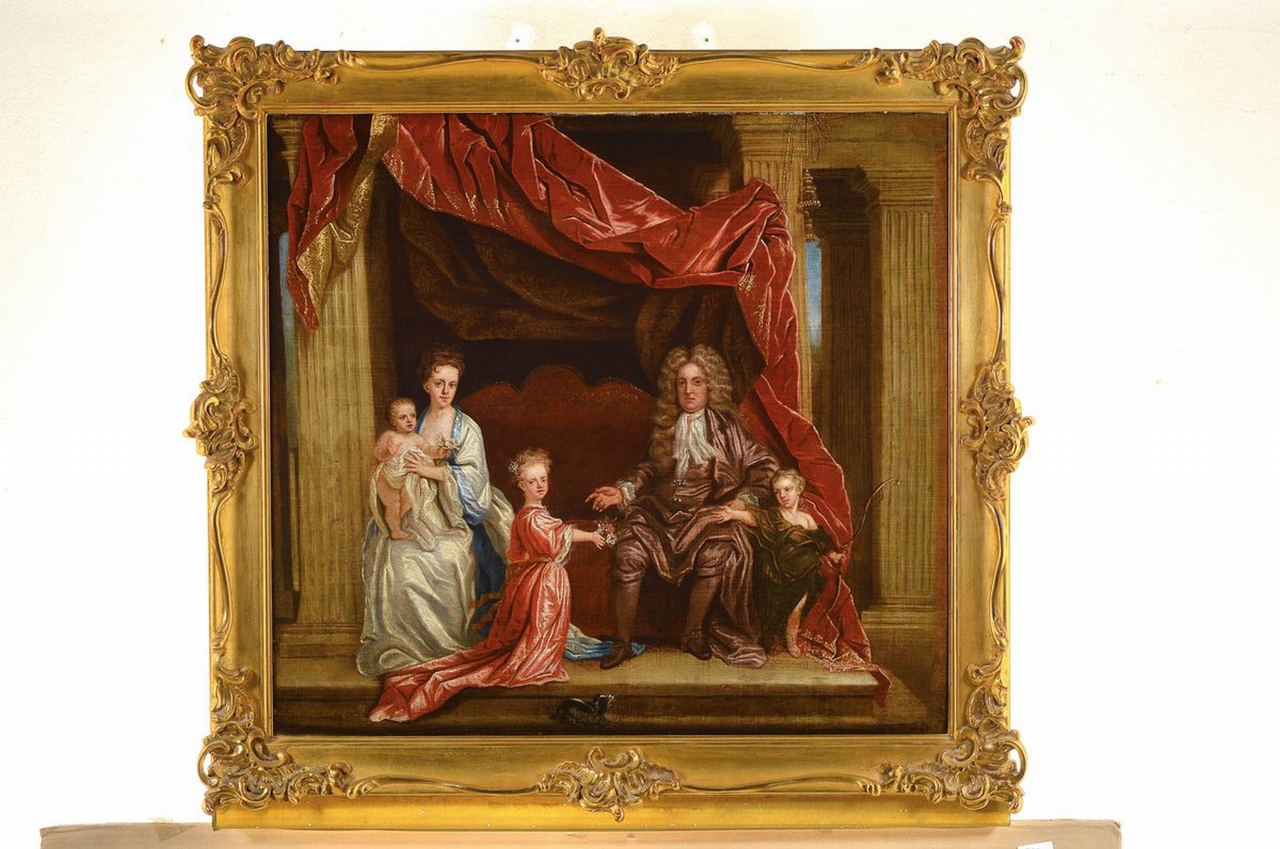 Detail k: Wohl französischer Hofmaler, um 1700, höfisches Familienporträt in barocktypischer Bezugnahme auf die römische Antike, Mutter mit Säugling im ...