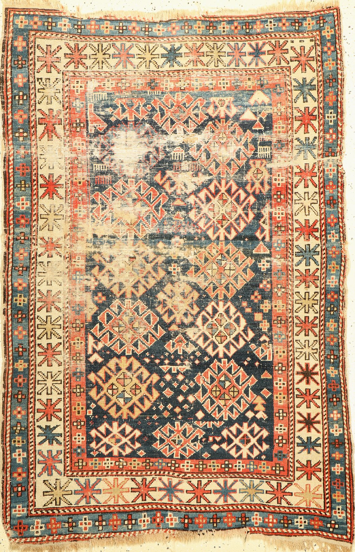 Kazak antik, Kaukasus, Ende 19 Jhd, Wolle auf Wolle, ca. 149 x 101 cm, Starke Gebrauchsspuren.