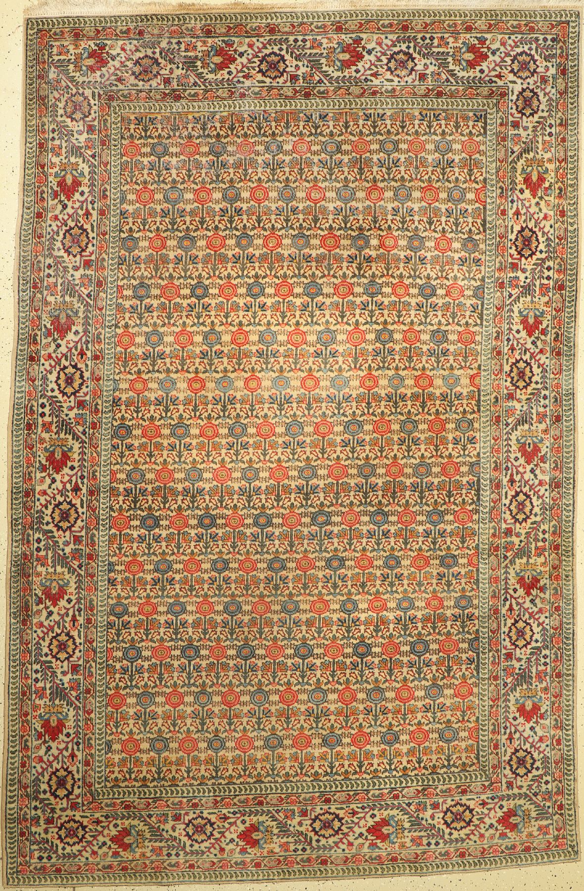 Täbriz alt, Persien, um 1940, Wolle auf Baumwolle, ca. 291 x 191 cm, Reinigungsbedürftig, Mottenfrass
