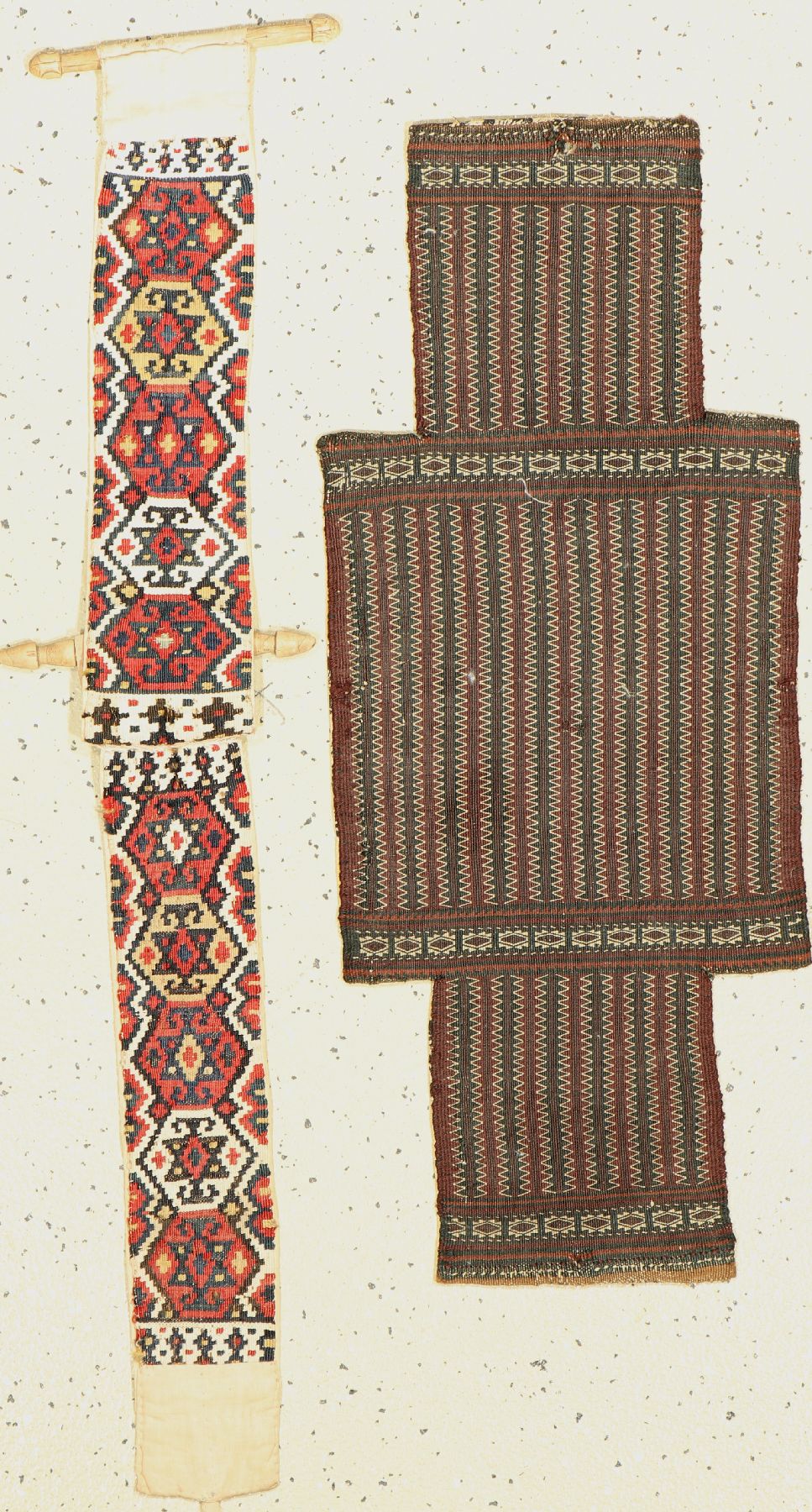 Konvolut aus 2 Lots,(Belutsch Salztasche,antikum 1900,Wolle auf Wolle,ca, 84 x 34 cm) (Tukrmenischer Tierschmuck,um 1930,Wolle auf Wolle,ca, 107 x 12 ...