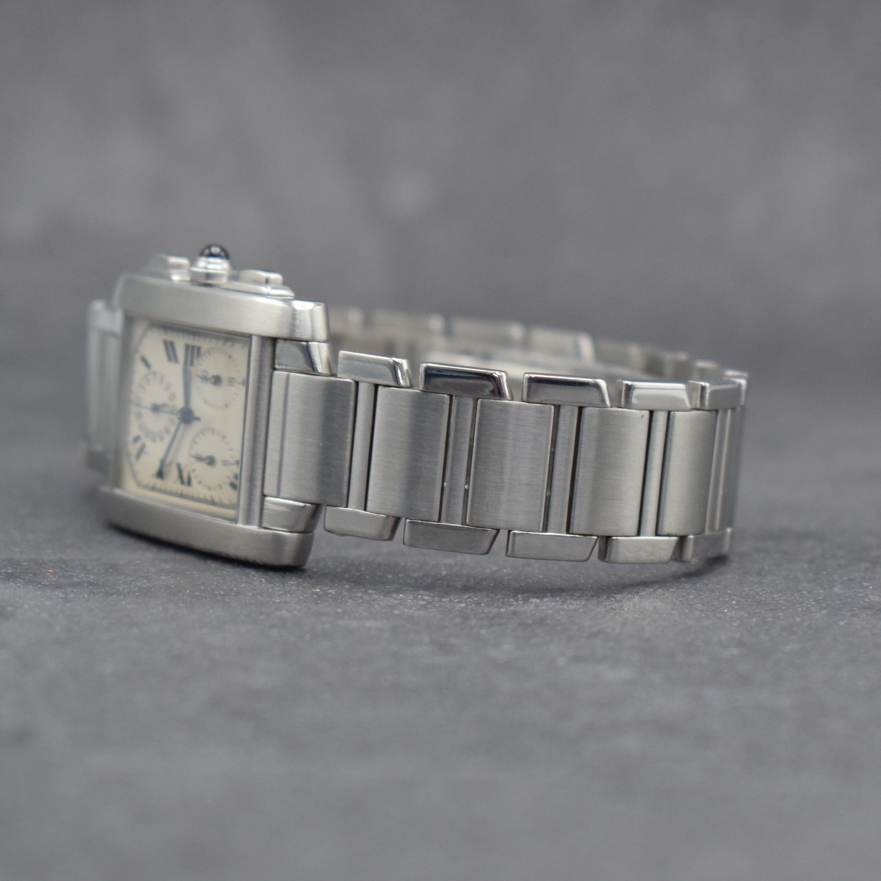 Detail d: CARTIER Armbandchronograph Tank Francaise, Schweiz um 1997, Ref. 2303, Edelstahlgeh. inkl. Gliederband m. dopp. Faltschl., Boden 4 -fach verschr., ...