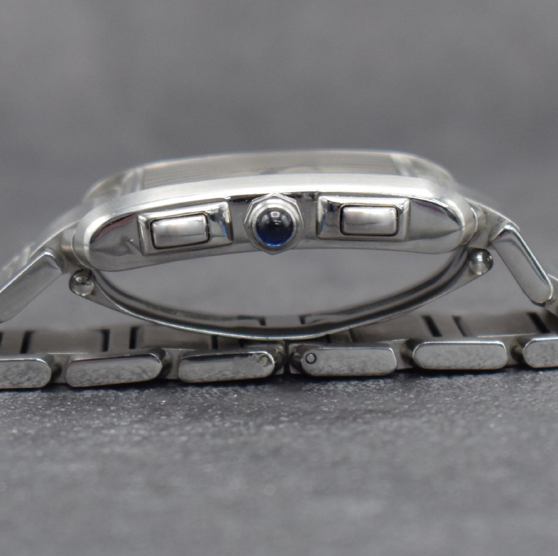 Detail f: CARTIER Armbandchronograph Tank Francaise, Schweiz um 1997, Ref. 2303, Edelstahlgeh. inkl. Gliederband m. dopp. Faltschl., Boden 4 -fach verschr., ...