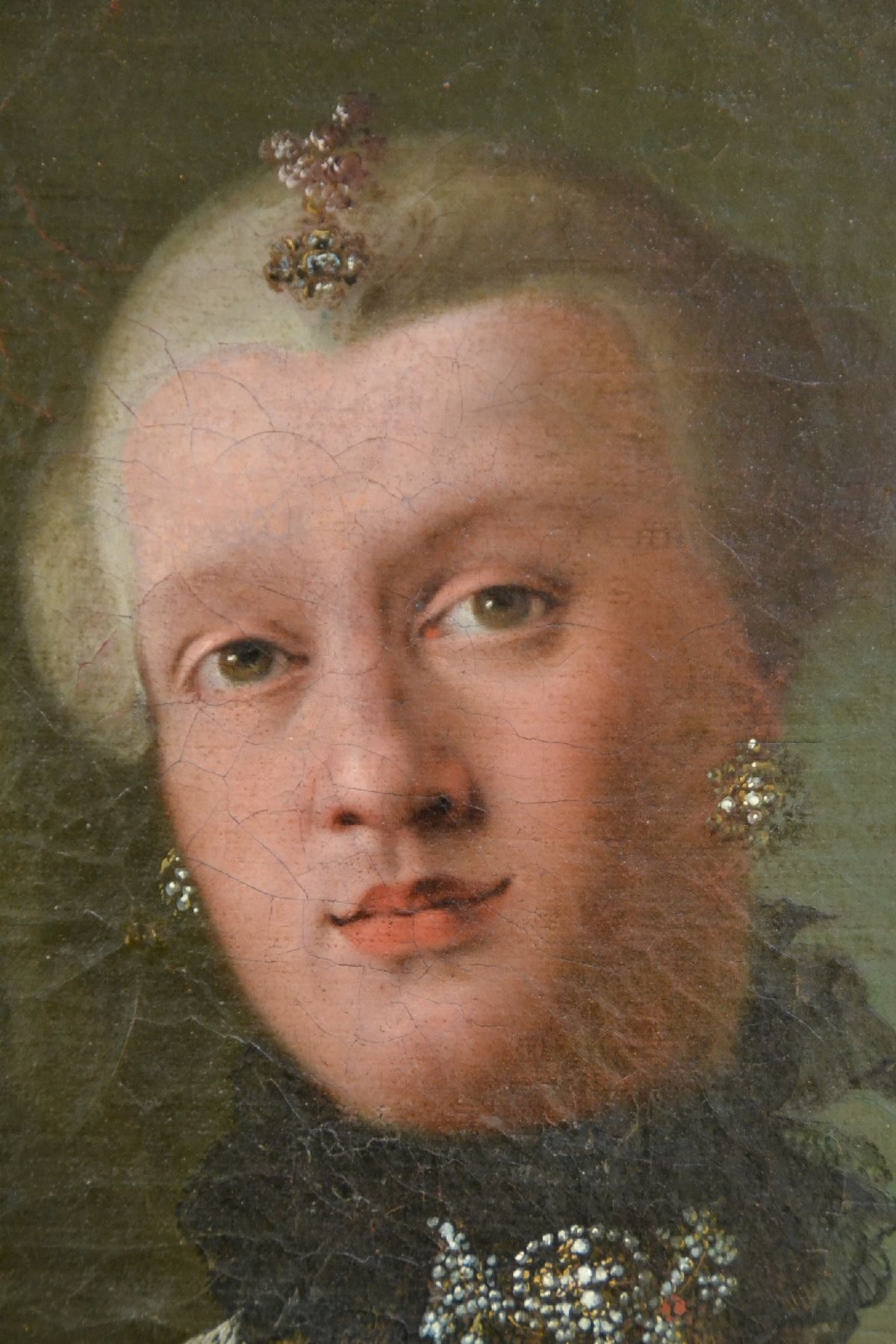 Detail b: Barockgemälde, süddeutsch, um 1750/60, Porträt einer Edeldame mit Fächer, zeittypischer Schmuck, wohl Öl/Lwd, feine lasierende Malerei, sehr ...