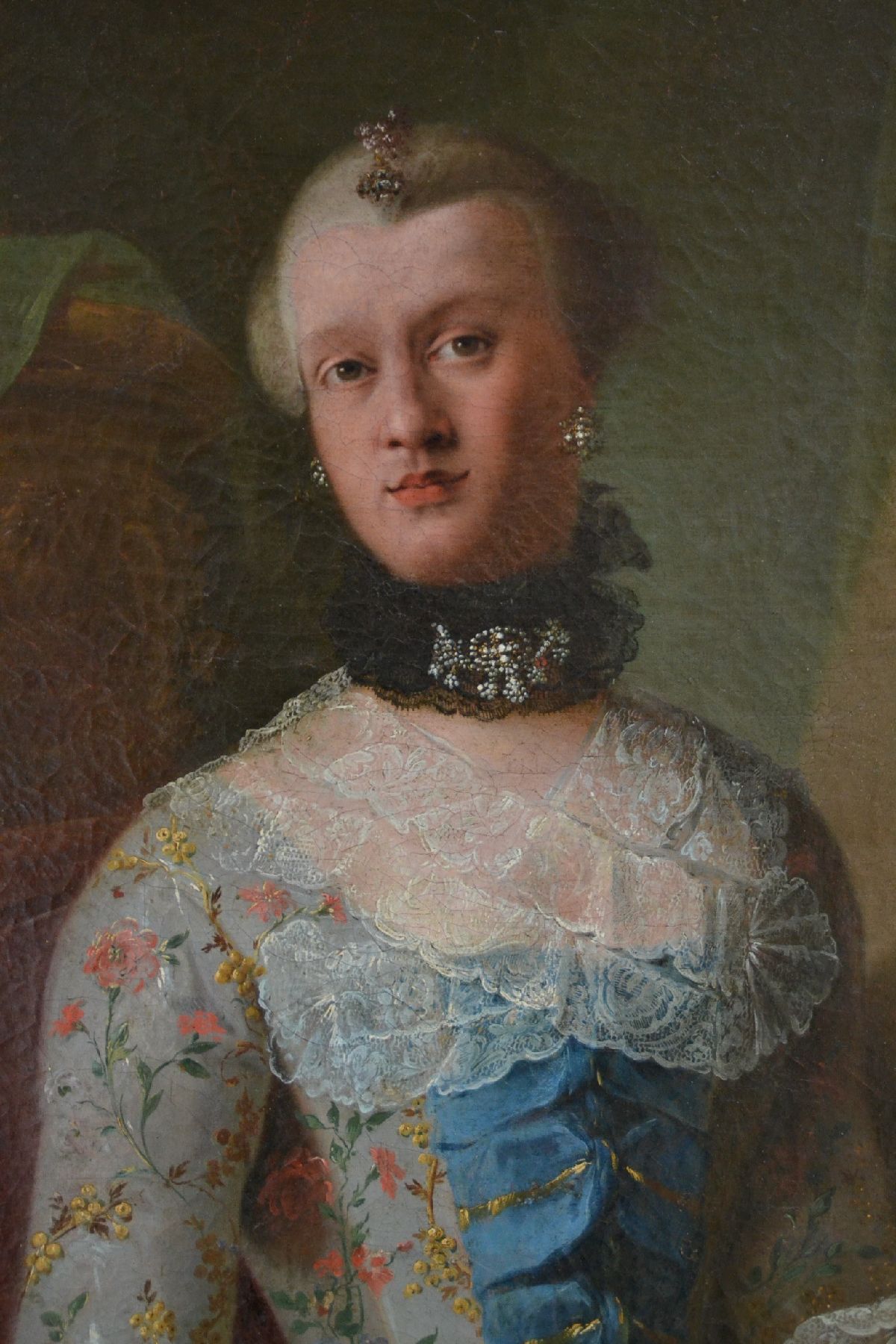 Detail e: Barockgemälde, süddeutsch, um 1750/60, Porträt einer Edeldame mit Fächer, zeittypischer Schmuck, wohl Öl/Lwd, feine lasierende Malerei, sehr ...