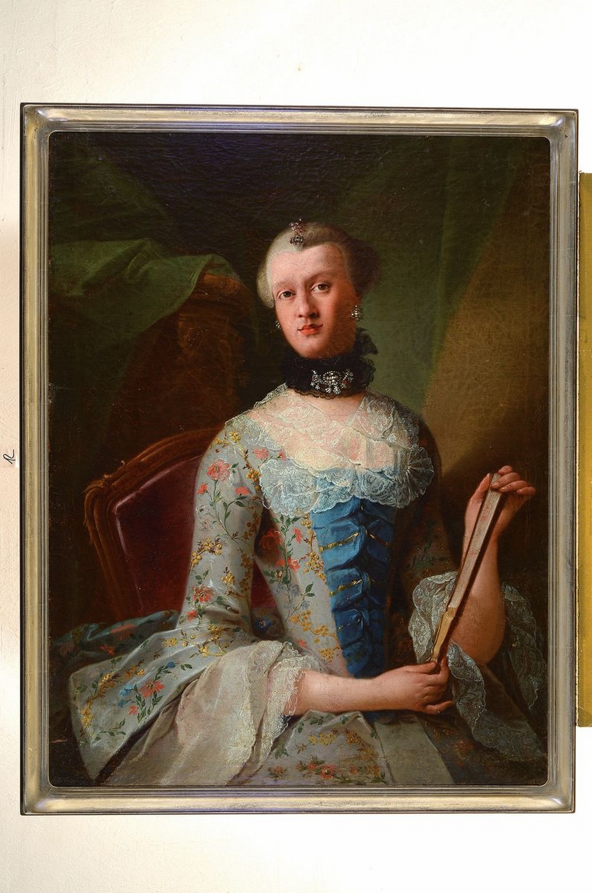 Detail k: Barockgemälde, süddeutsch, um 1750/60, Porträt einer Edeldame mit Fächer, zeittypischer Schmuck, wohl Öl/Lwd, feine lasierende Malerei, sehr ...