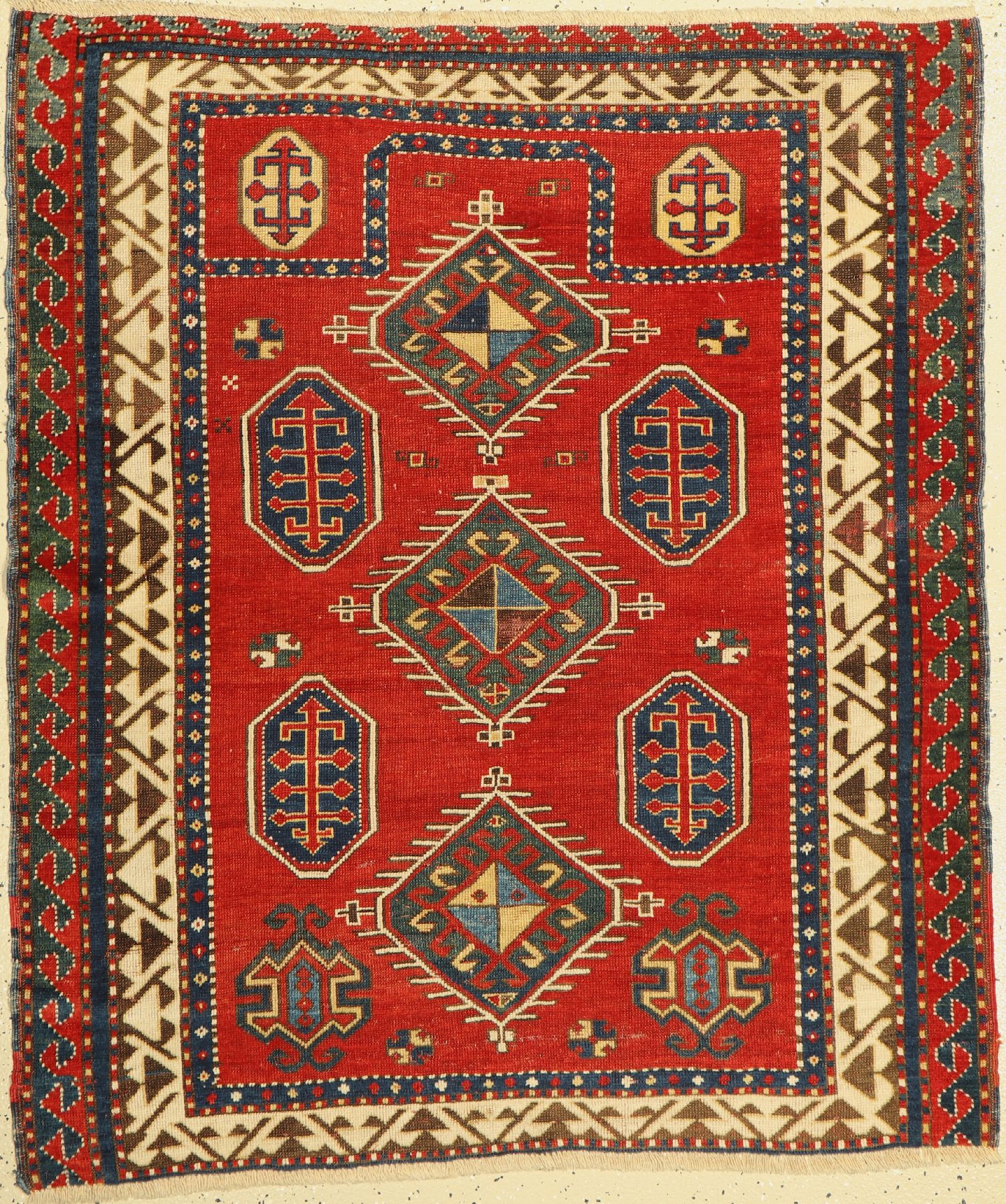 Borchalu Gebetsteppich antik, Kaukasus, um 1900, Wolle auf Wolle, ca. 136 x 120 cm, EHZ: 3(beide Seiten verkürzt)